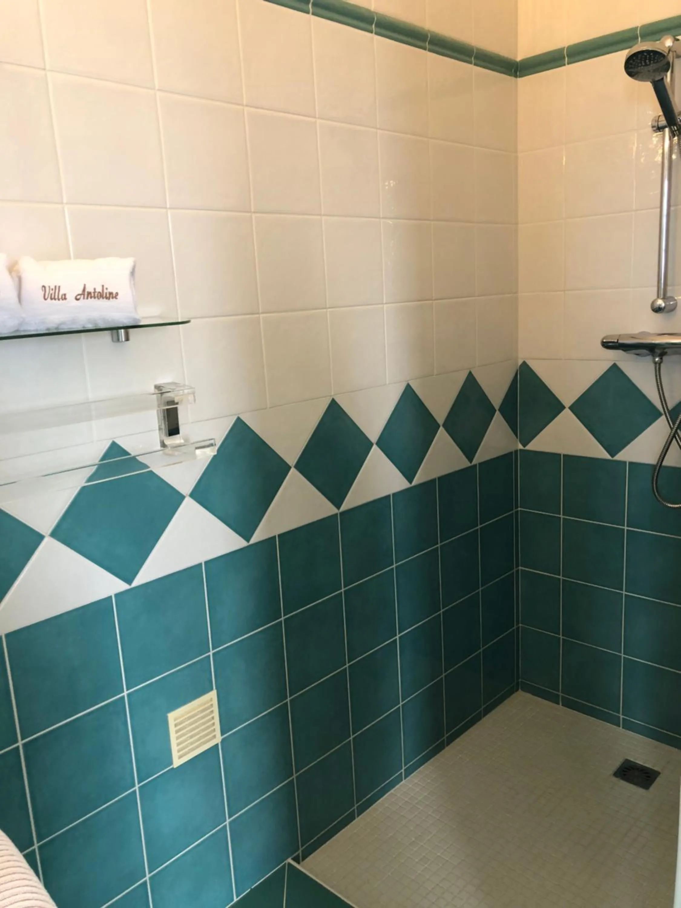 Shower in Villa Antoline