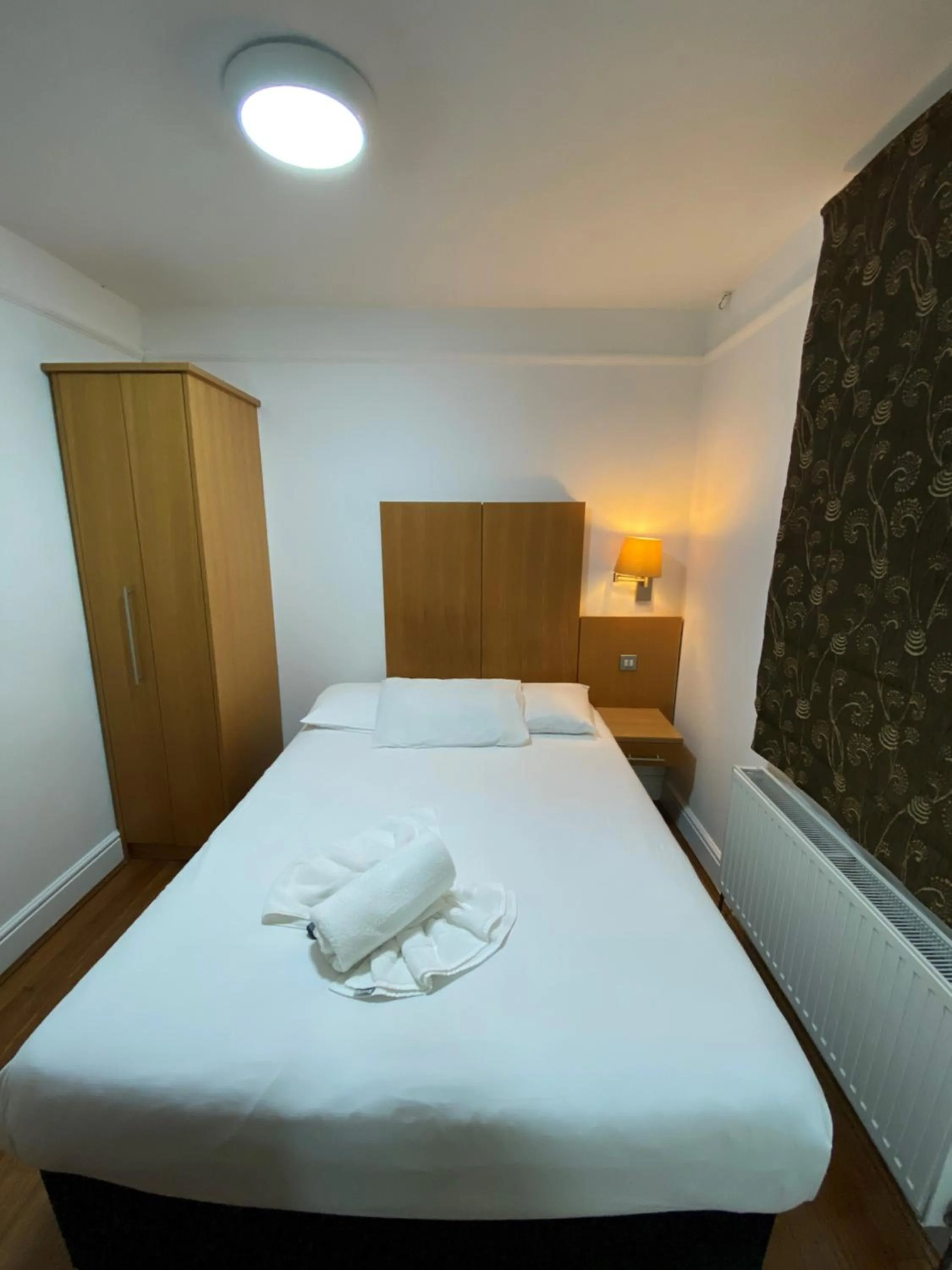 Bed in Buckingham Hotel