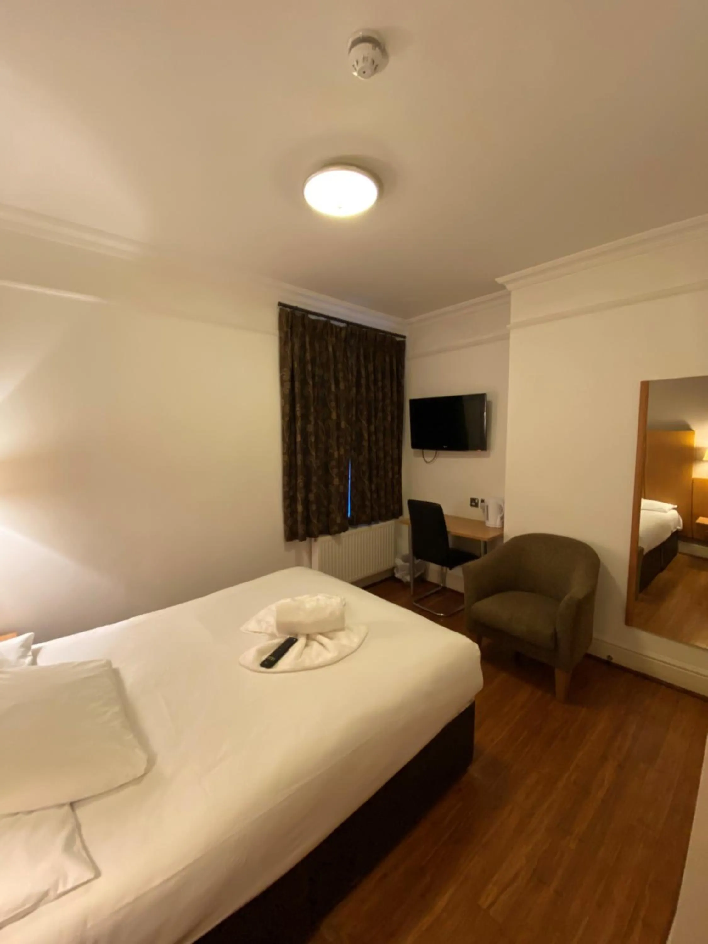 Bed in Buckingham Hotel