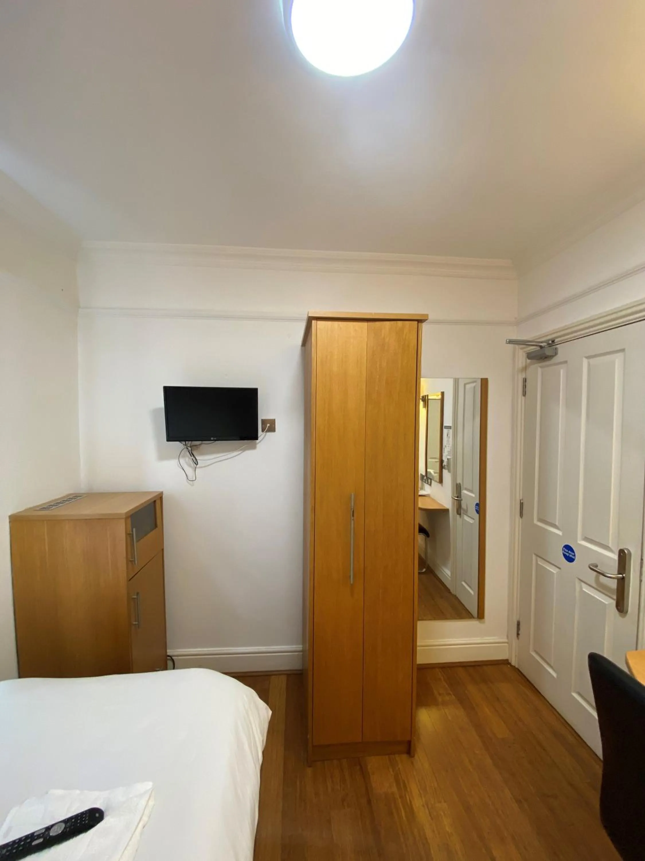 Bed in Buckingham Hotel