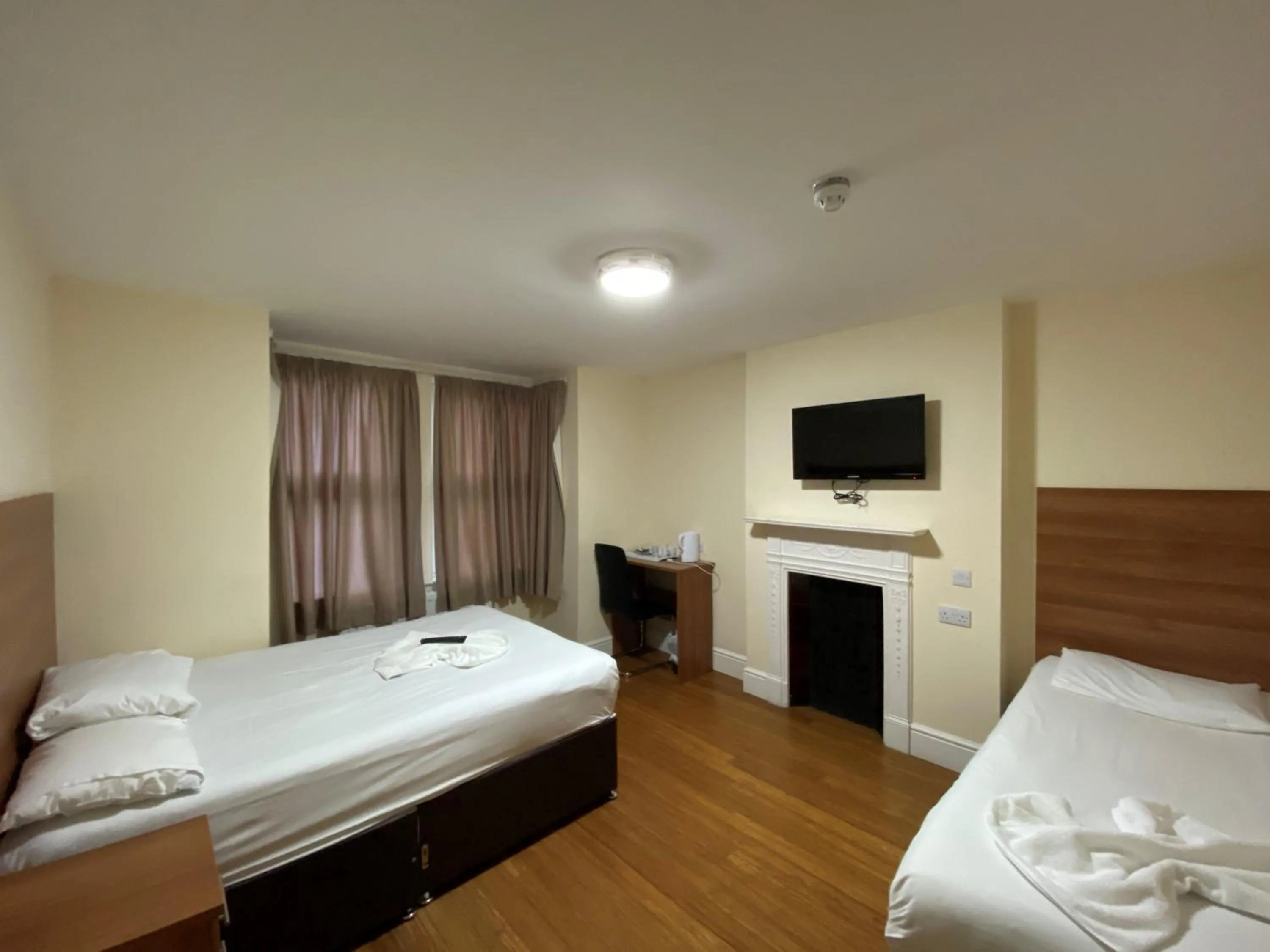 Bed in Buckingham Hotel