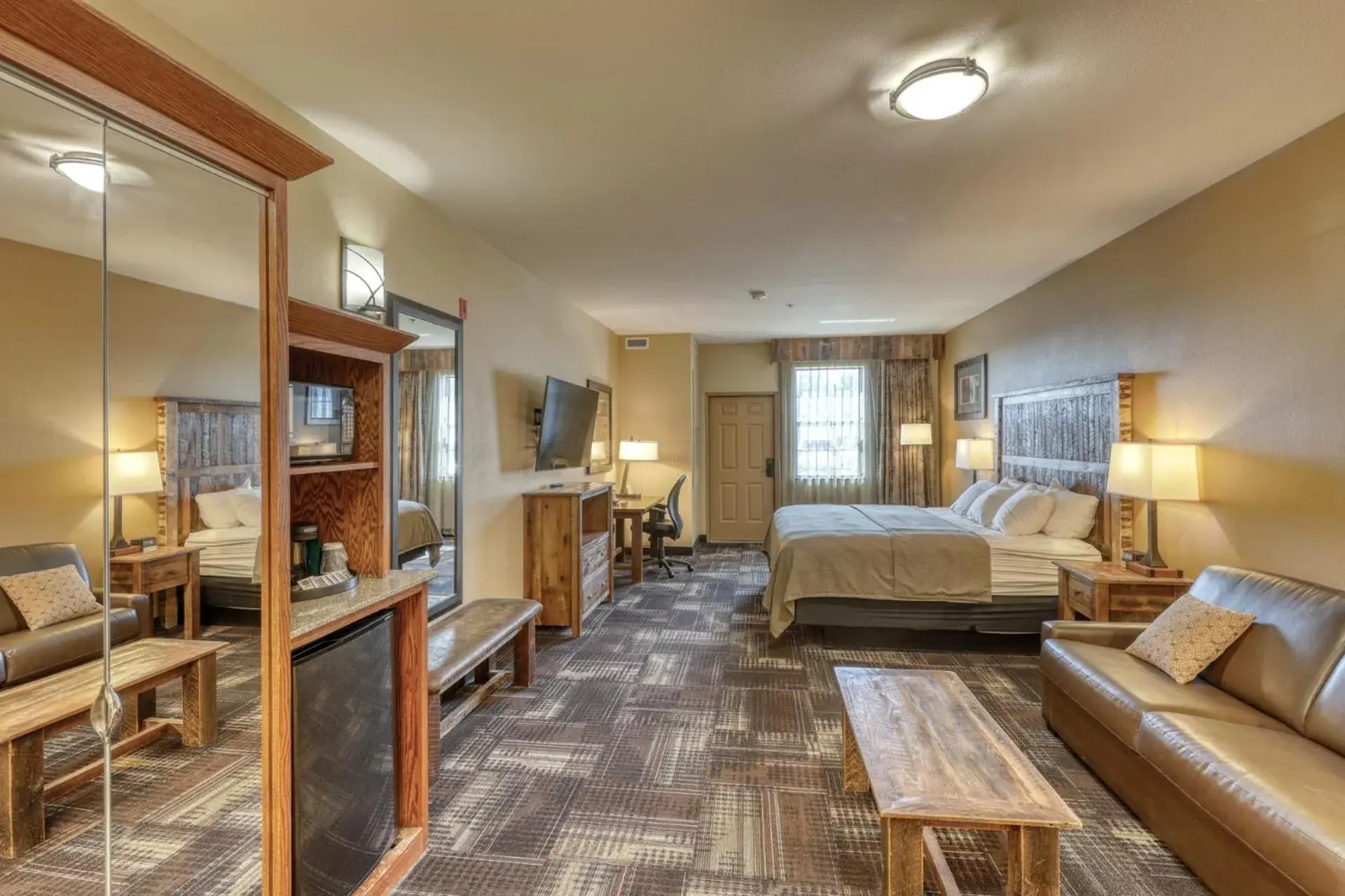 Photo of the whole room, Bed in The Lodge at Deadwood Photo of the whole room, Bed in The Lodge at Deadwood