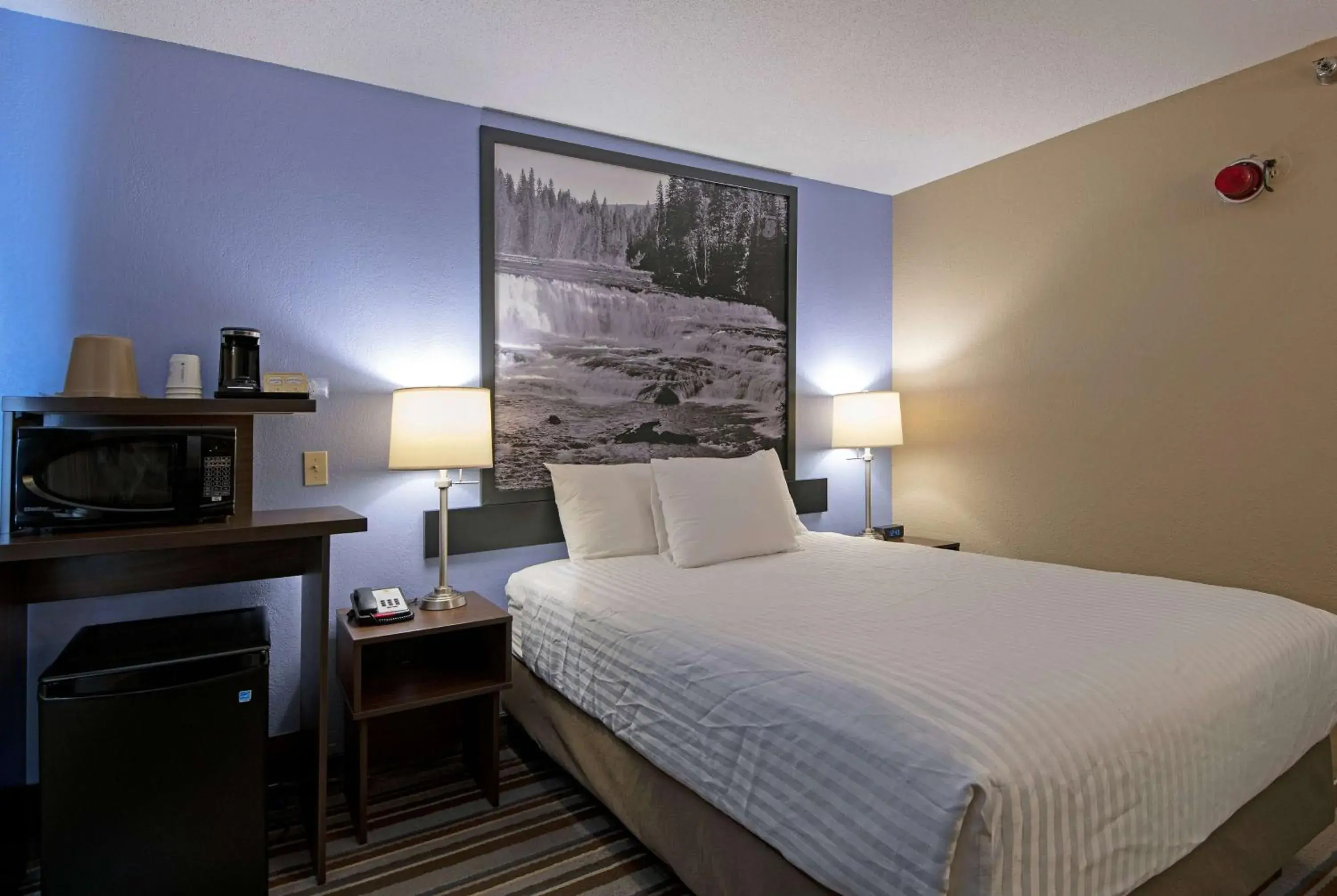 Photo of the whole room, Bed in Super 8 by Wyndham Kamloops On The Hill Photo of the whole room, Bed in Super 8 by Wyndham Kamloops On The Hill