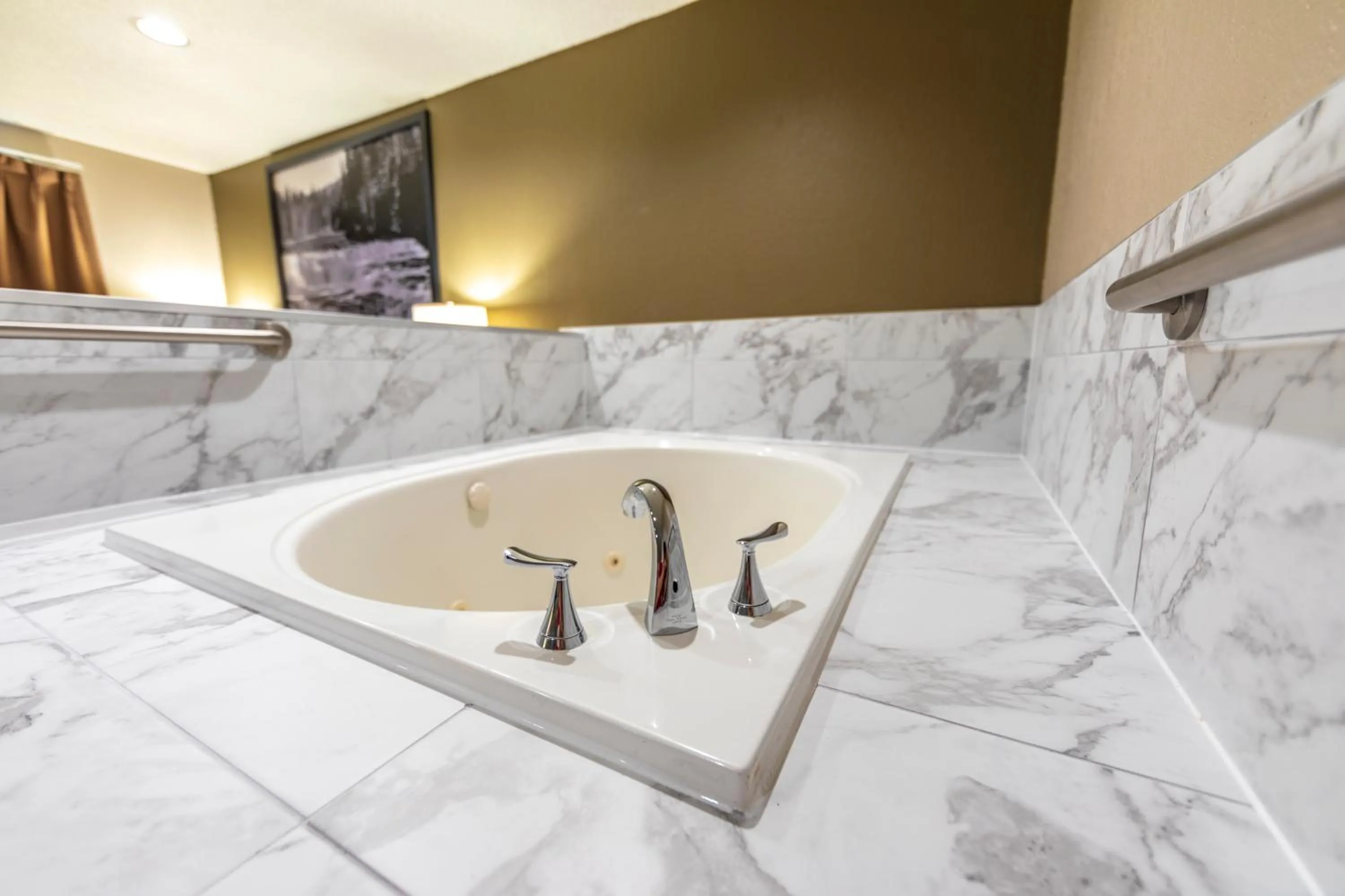 Hot Tub in Super 8 by Wyndham Kamloops On The Hill