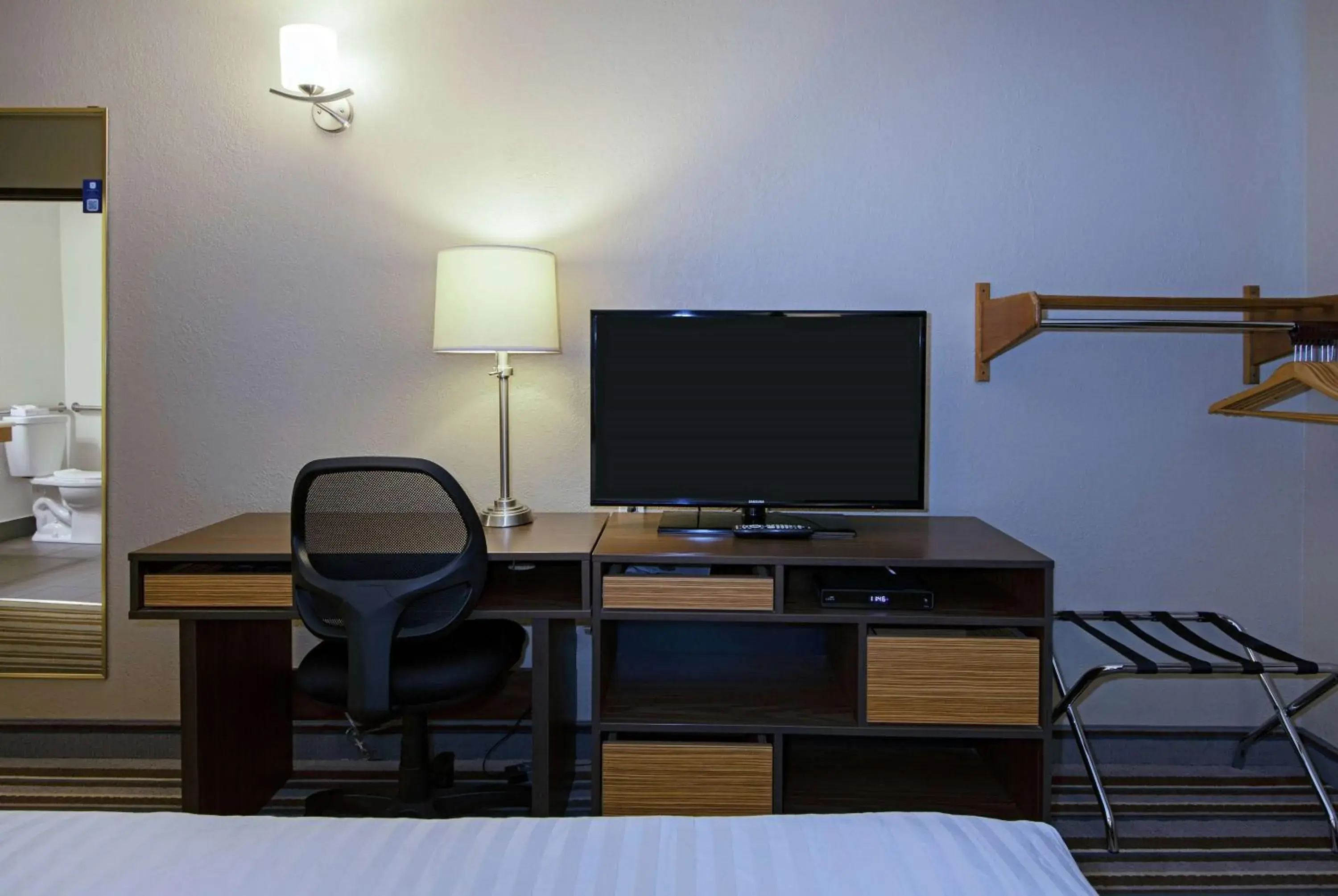 Photo of the whole room, Bed in Super 8 by Wyndham Kamloops On The Hill Photo of the whole room, Bed in Super 8 by Wyndham Kamloops On The Hill