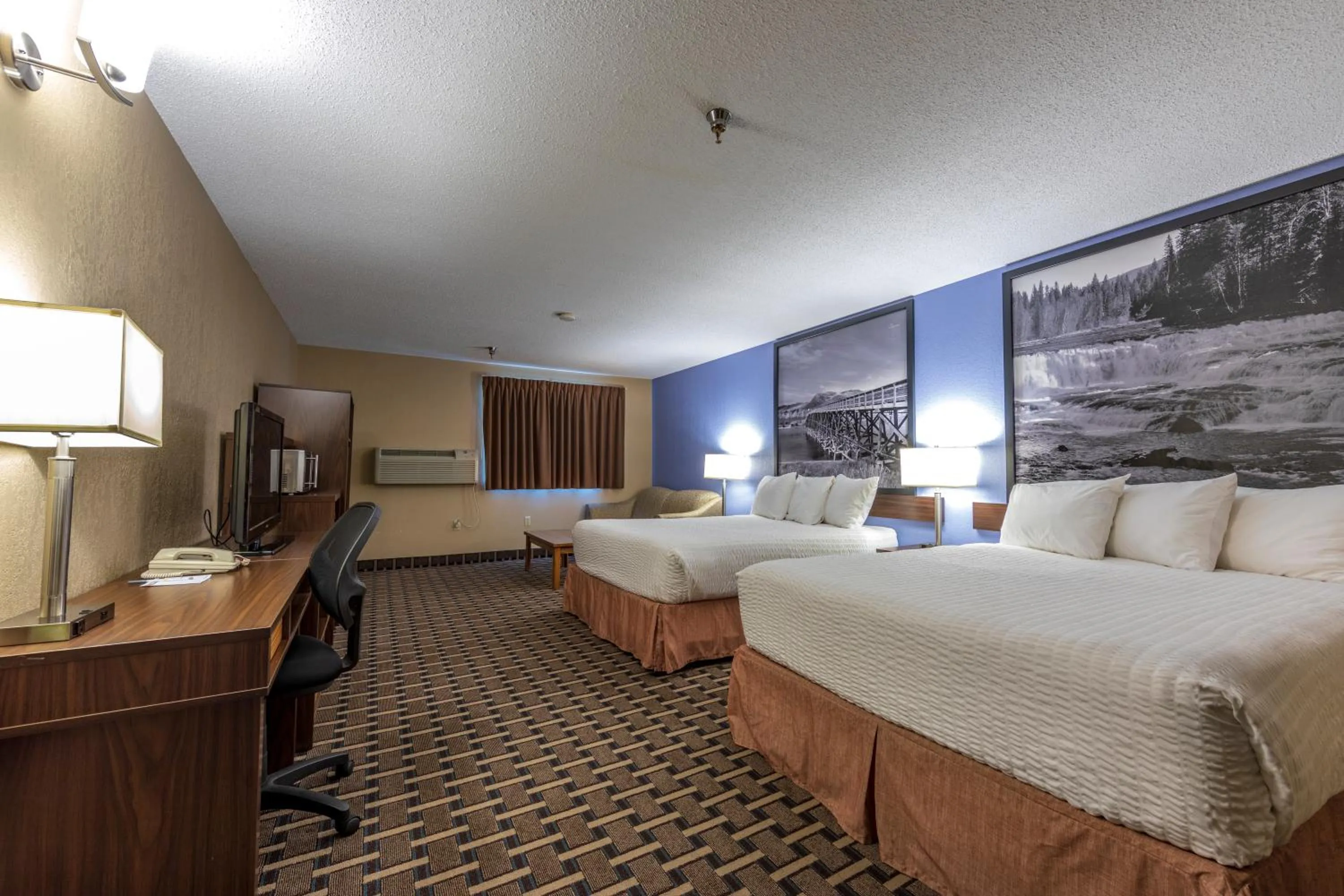 Shower, Bed in Super 8 by Wyndham Kamloops On The Hill