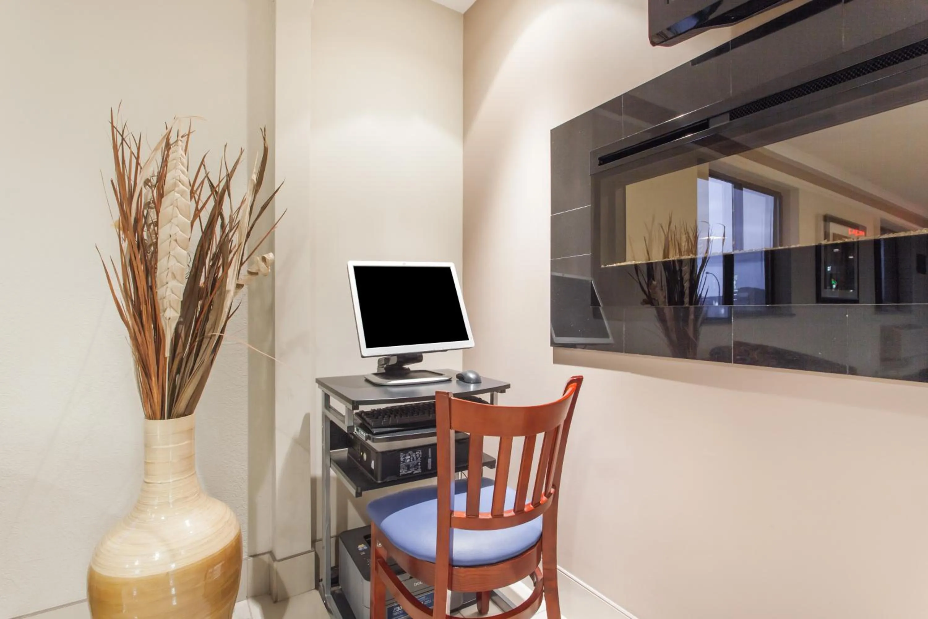 Lobby or reception in Super 8 by Wyndham Kamloops On The Hill