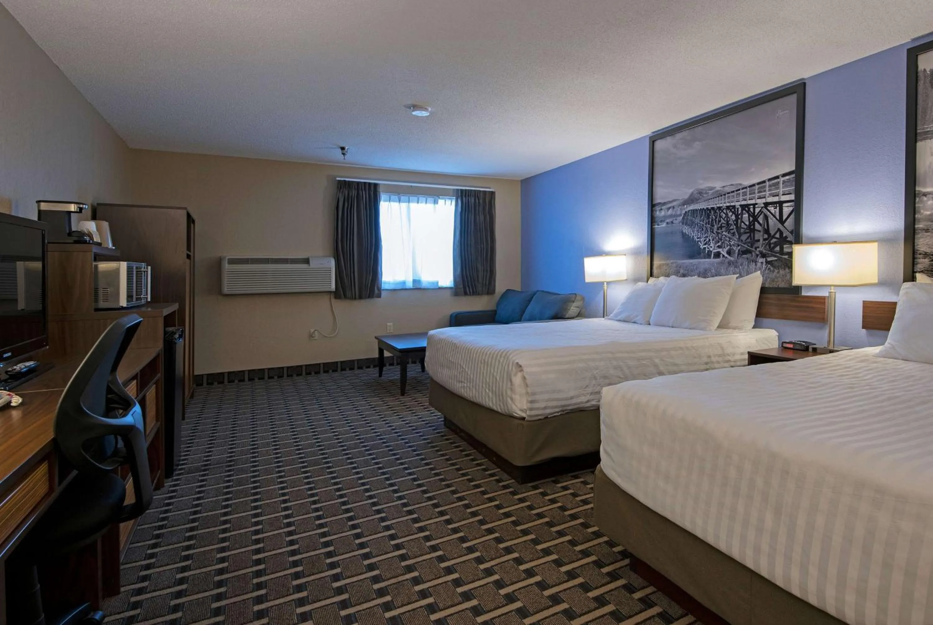 Photo of the whole room, Bed in Super 8 by Wyndham Kamloops On The Hill