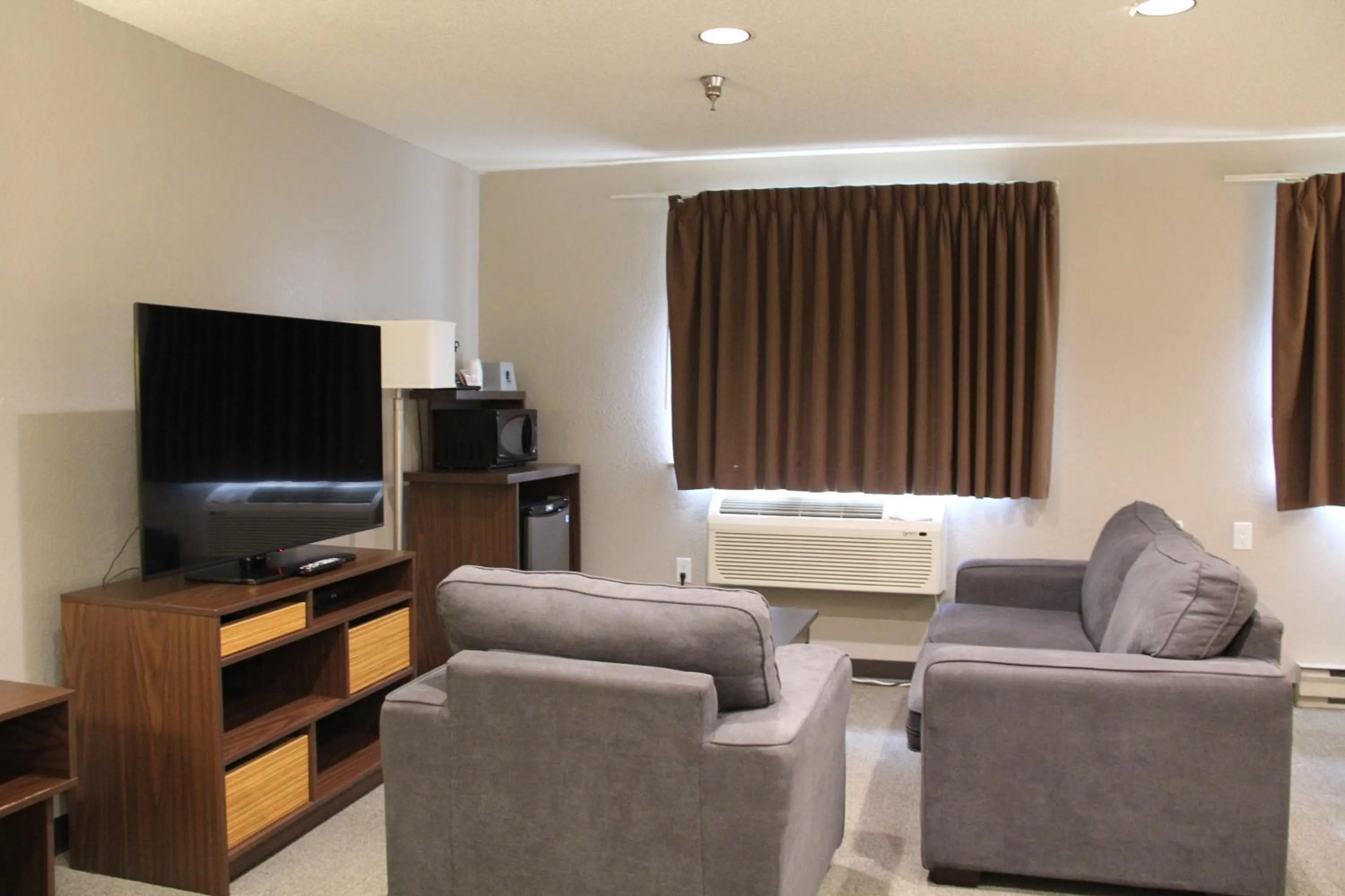 Photo of the whole room in Super 8 by Wyndham Kamloops On The Hill