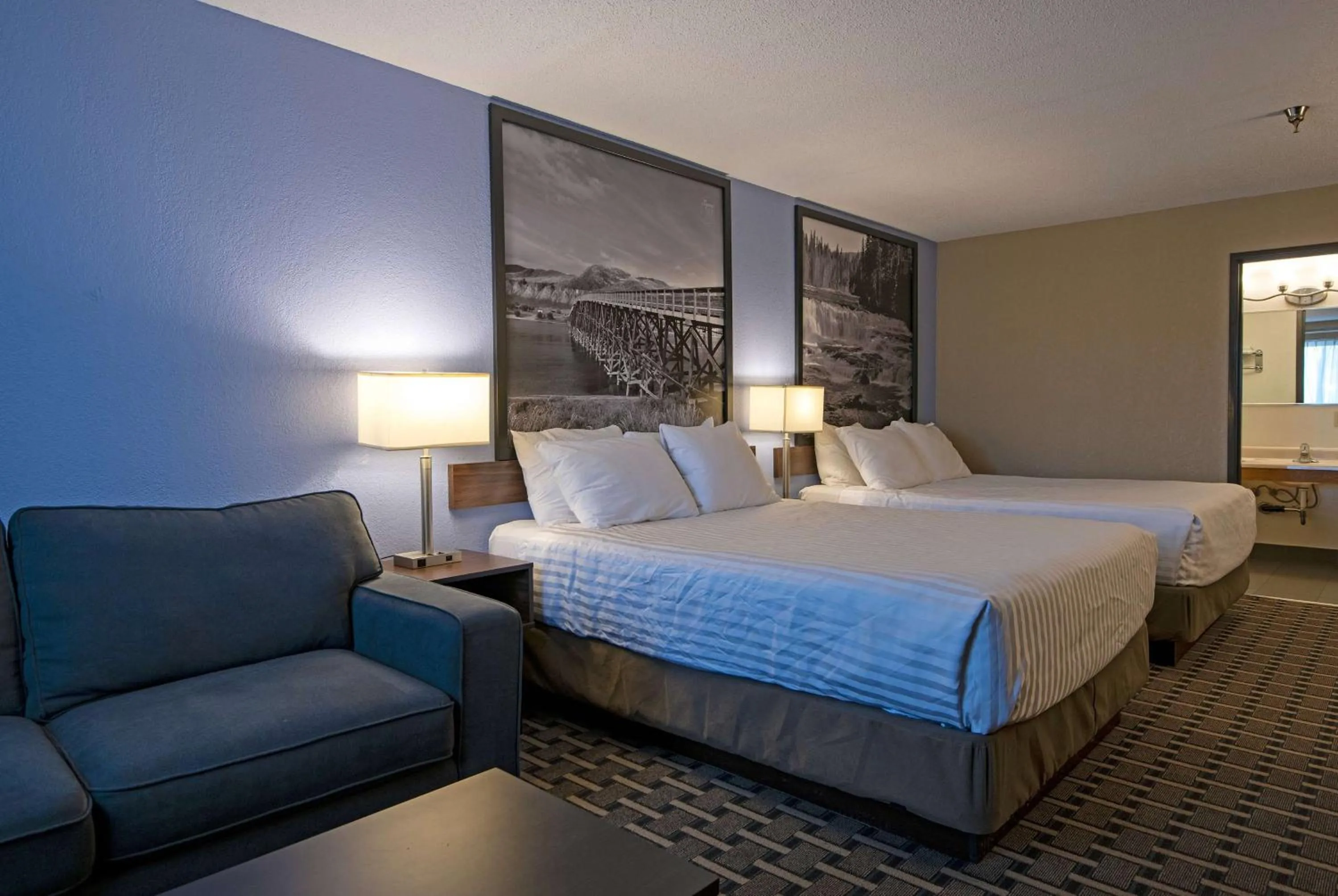 Photo of the whole room, Bed in Super 8 by Wyndham Kamloops On The Hill