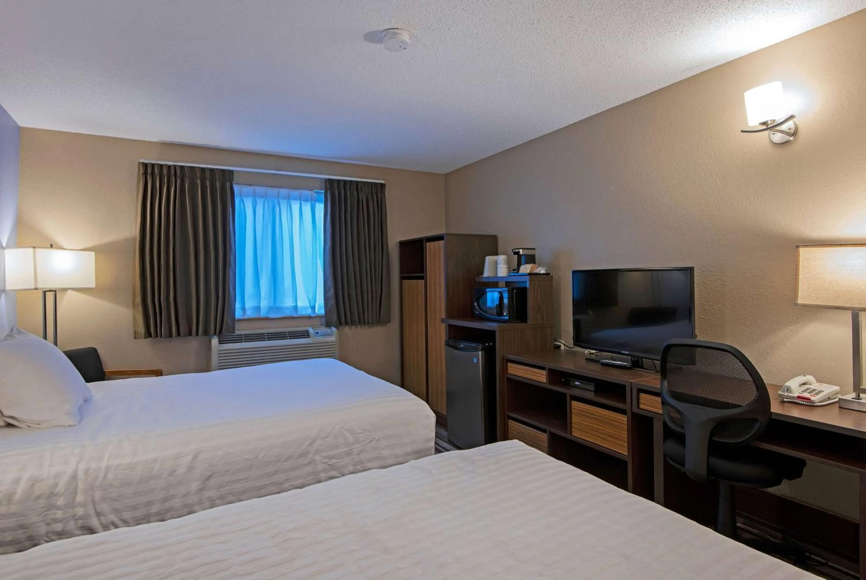 Photo of the whole room, Bed in Super 8 by Wyndham Kamloops On The Hill