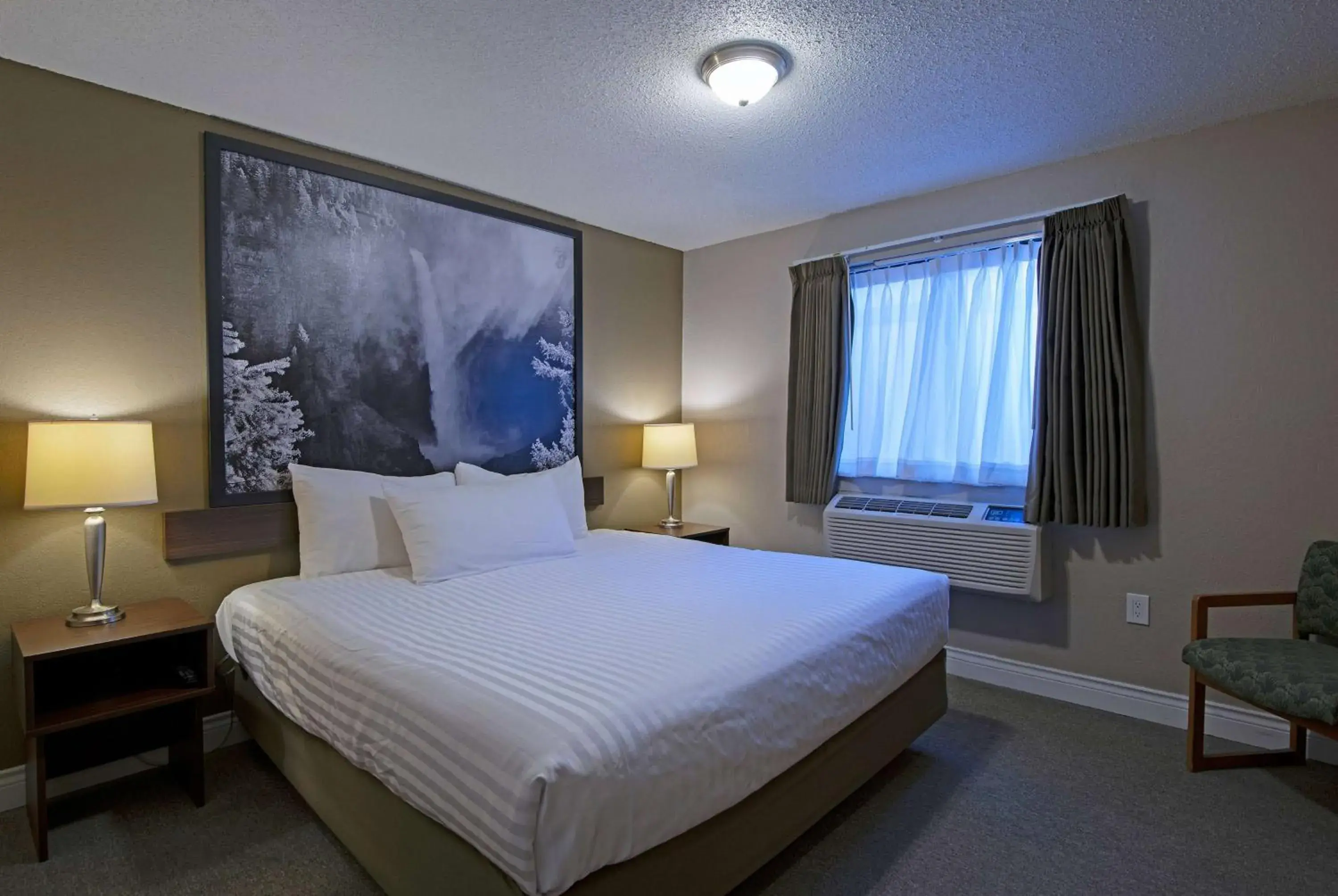 Photo of the whole room, Bed in Super 8 by Wyndham Kamloops On The Hill Photo of the whole room, Bed in Super 8 by Wyndham Kamloops On The Hill