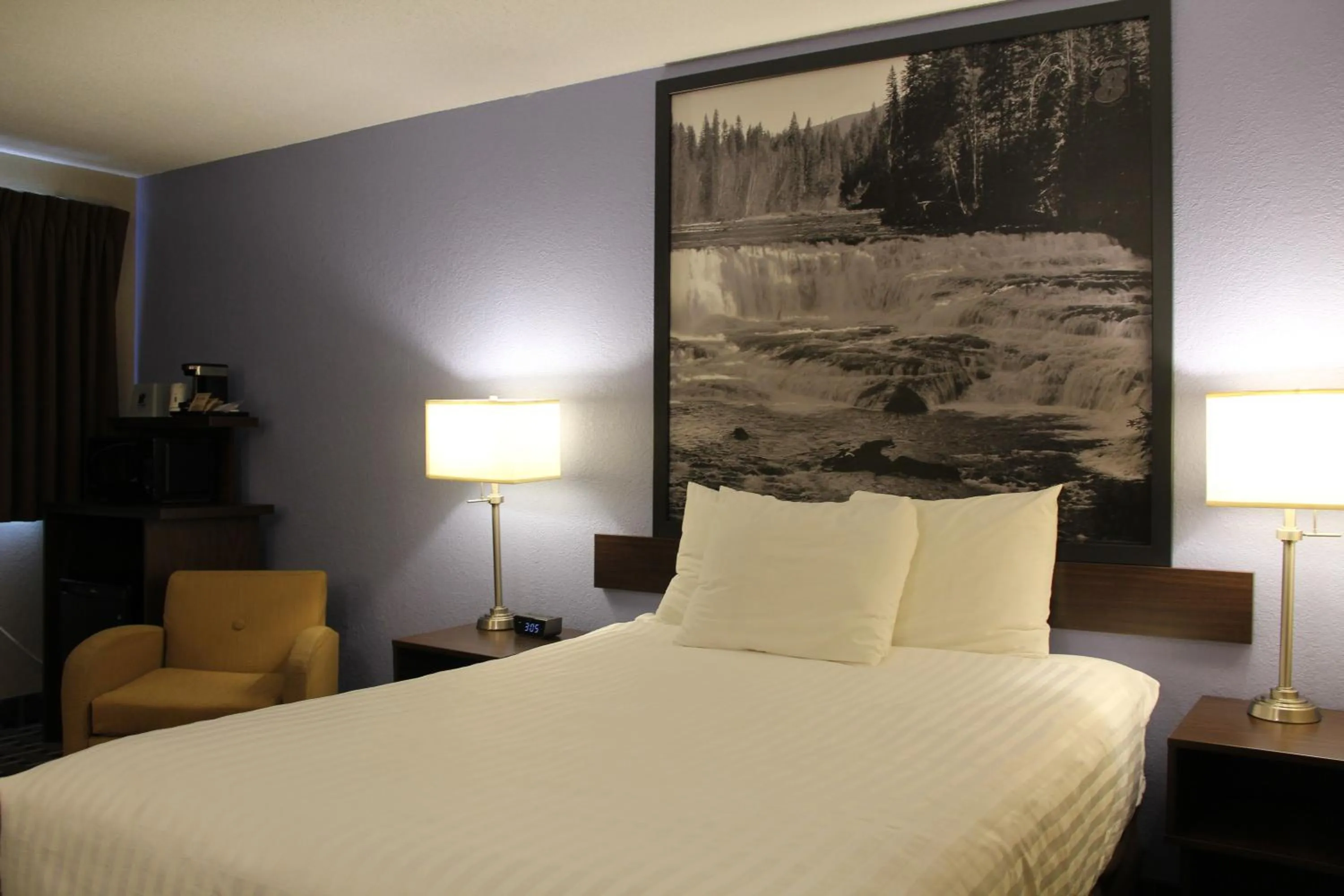 Photo of the whole room, Bed in Super 8 by Wyndham Kamloops On The Hill