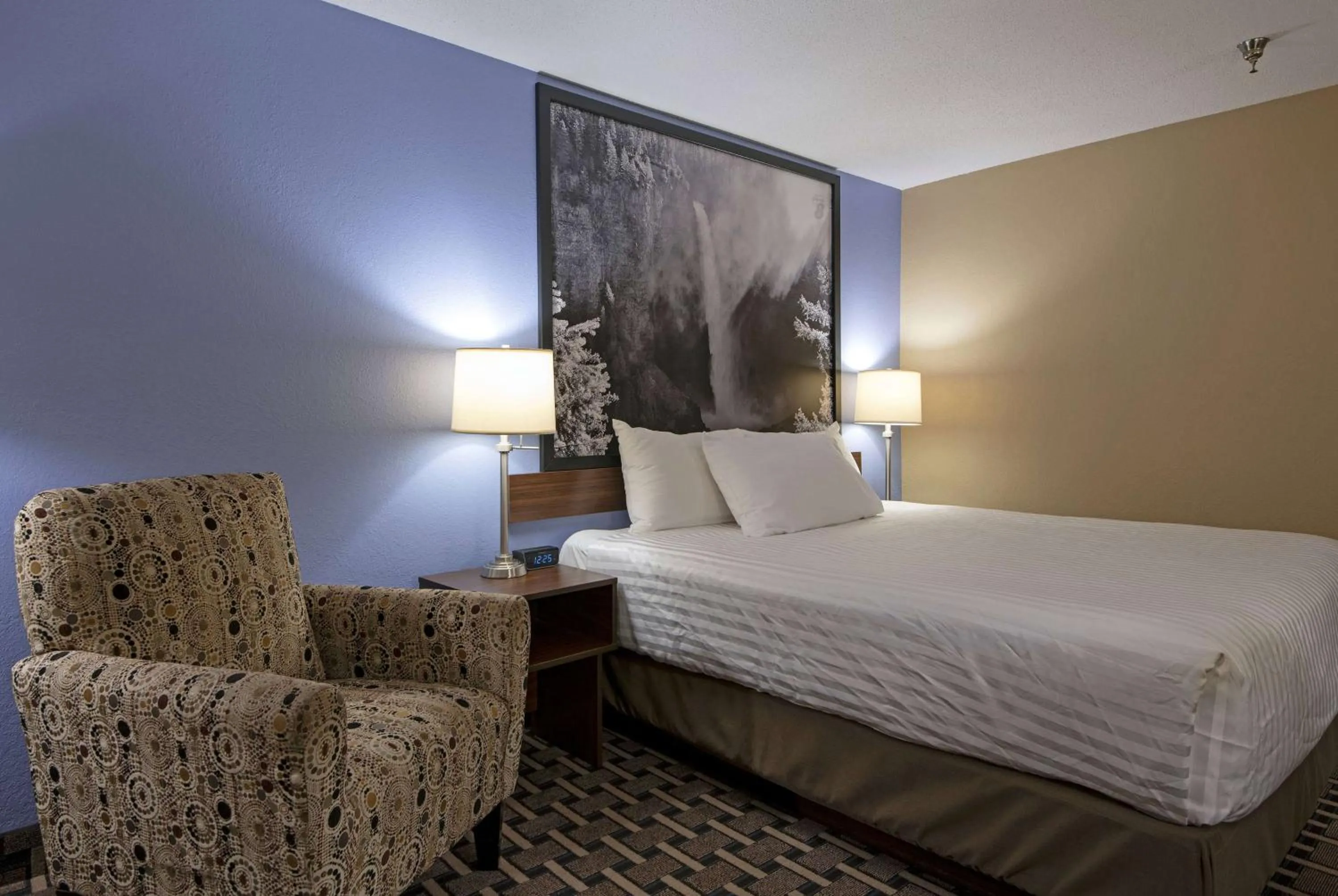 Photo of the whole room, Bed in Super 8 by Wyndham Kamloops On The Hill