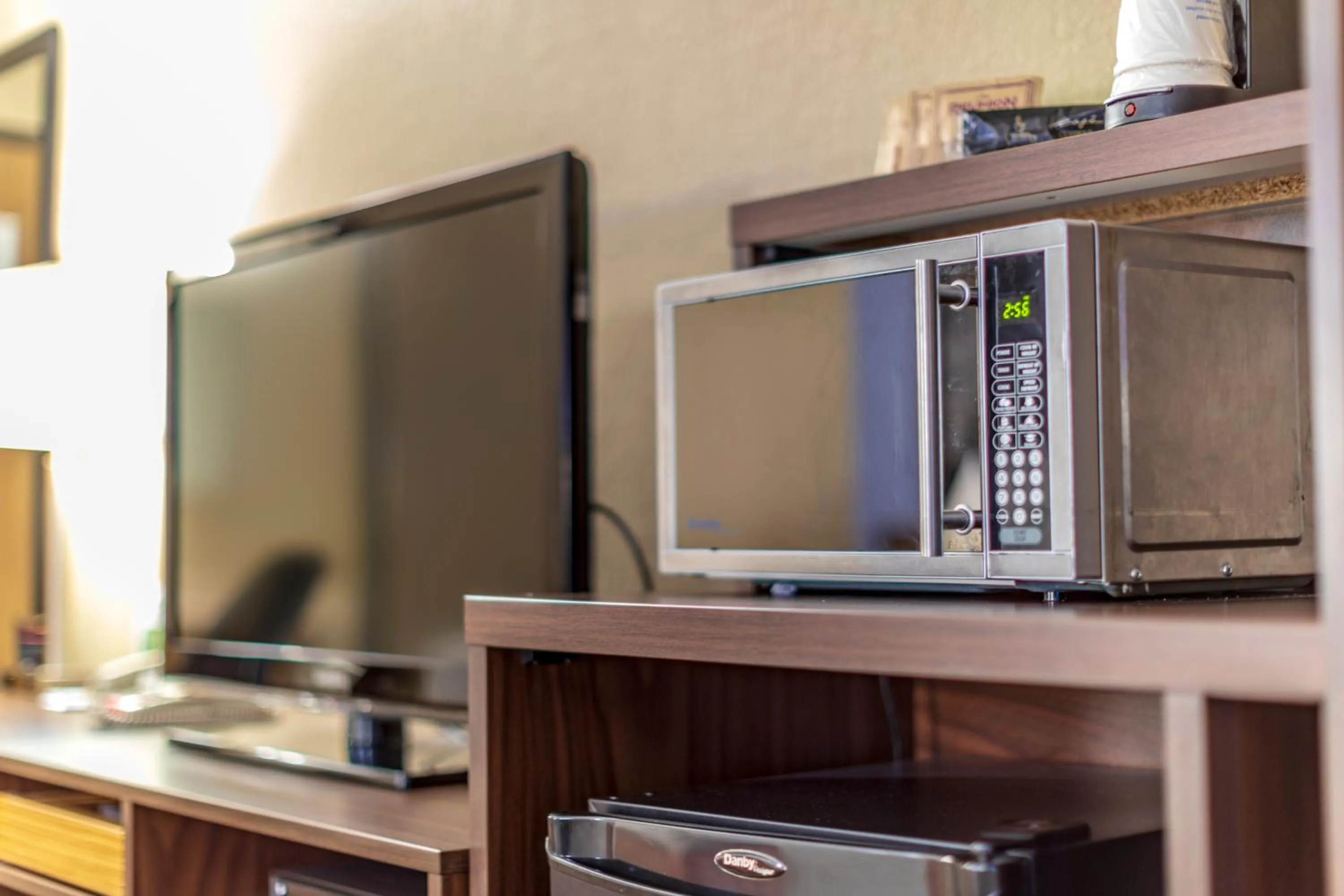 TV and multimedia in Super 8 by Wyndham Kamloops On The Hill