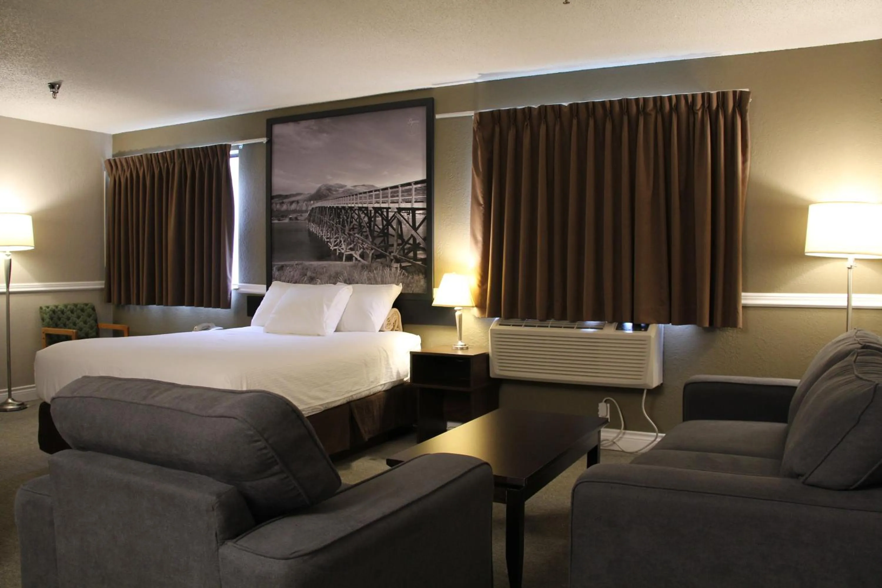 Photo of the whole room, Bed in Super 8 by Wyndham Kamloops On The Hill