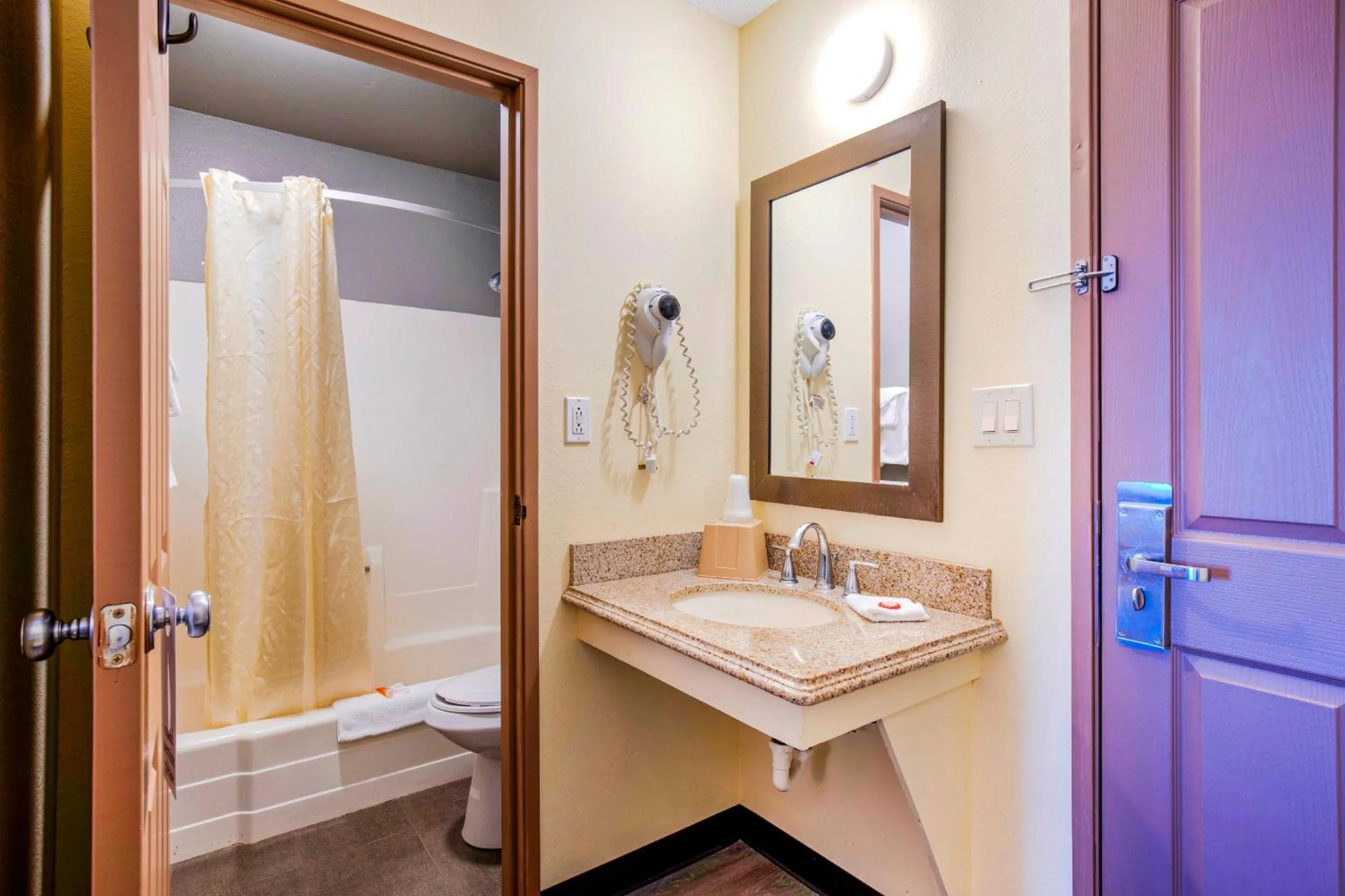 Bathroom in Rockview Hotel Castle Rock Downtown