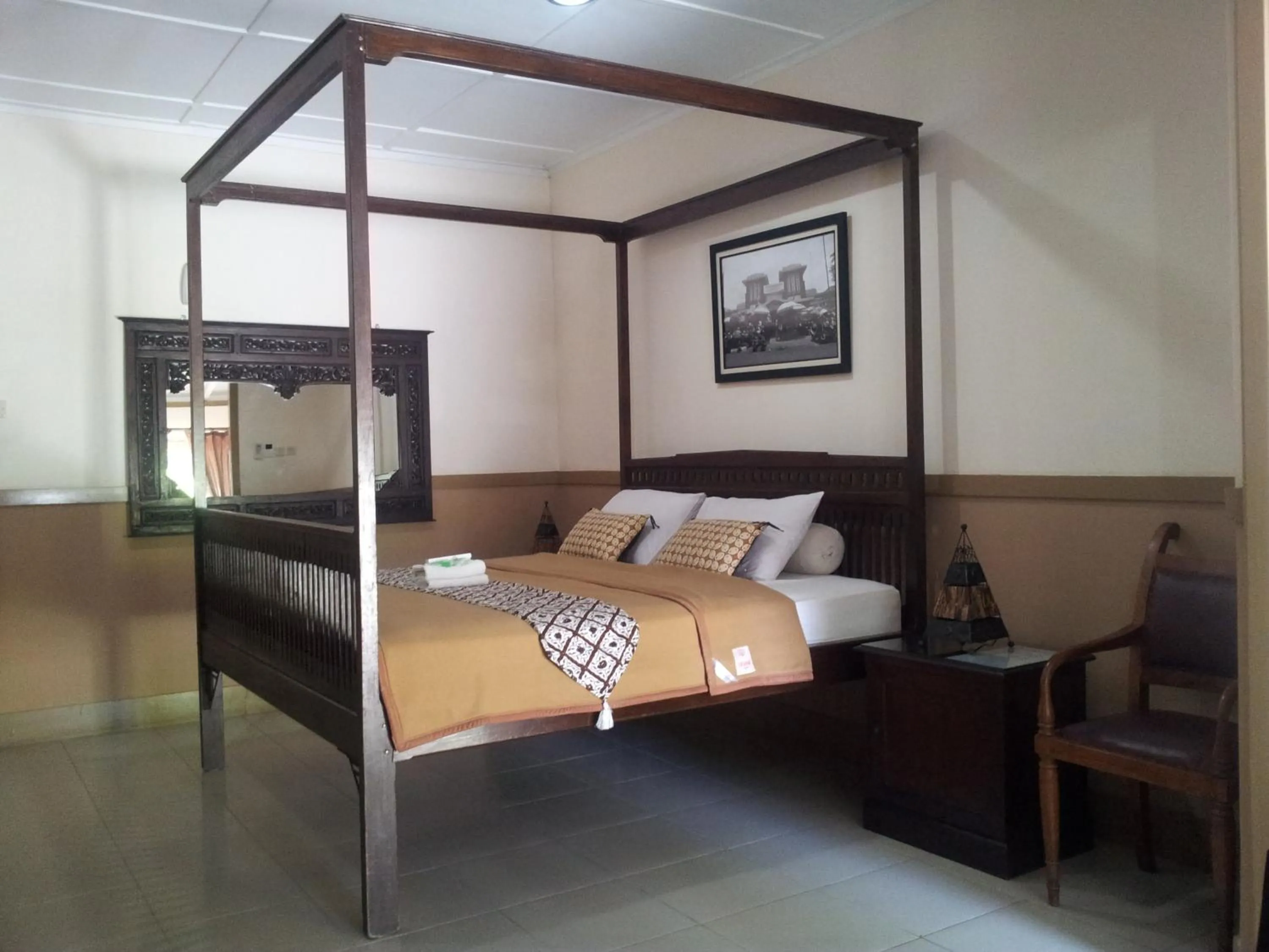 Bed in Ndalem Suratin Guesthouse