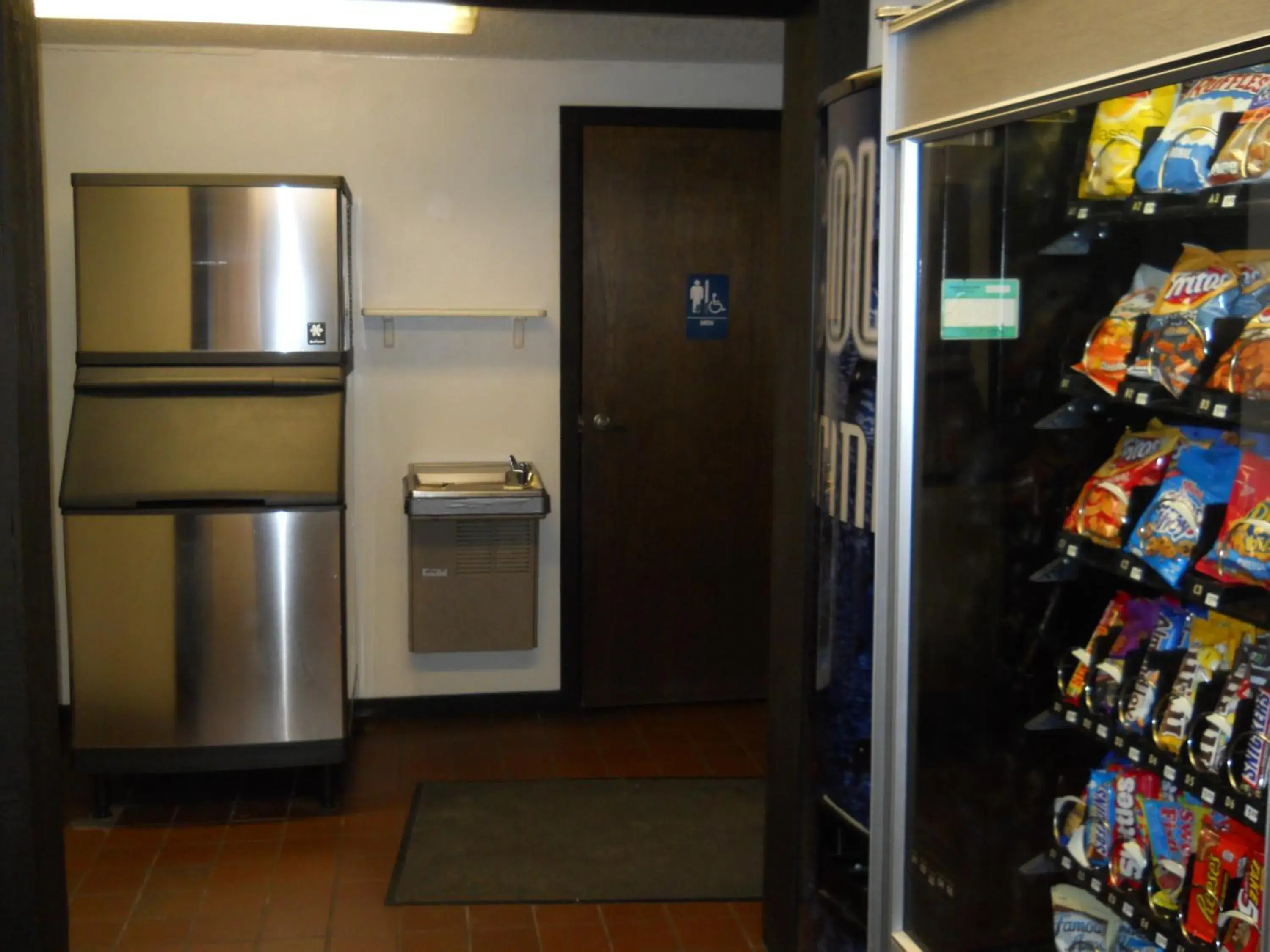 Lobby or reception, Kitchen/Kitchenette in Value Inn Motel - Milwaukee Airport South