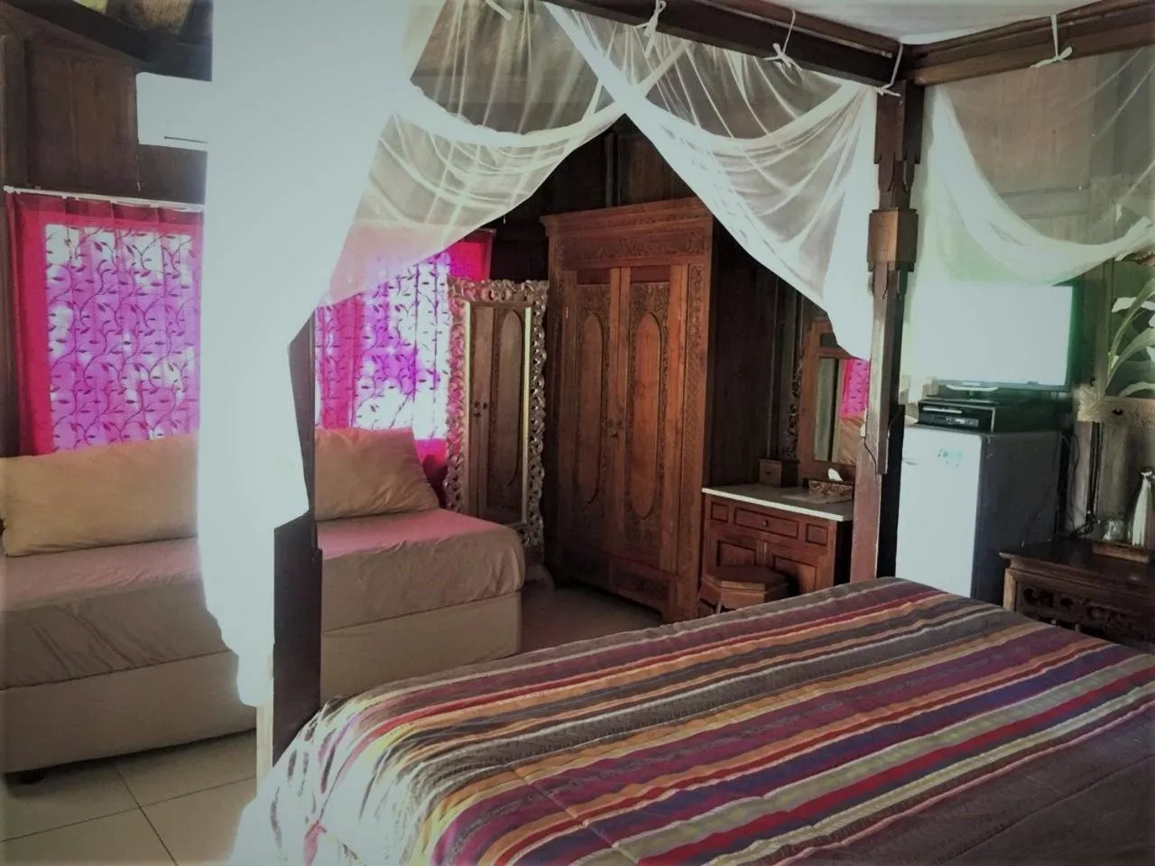 bunk bed, Bed in Gazebo Beach Hotel