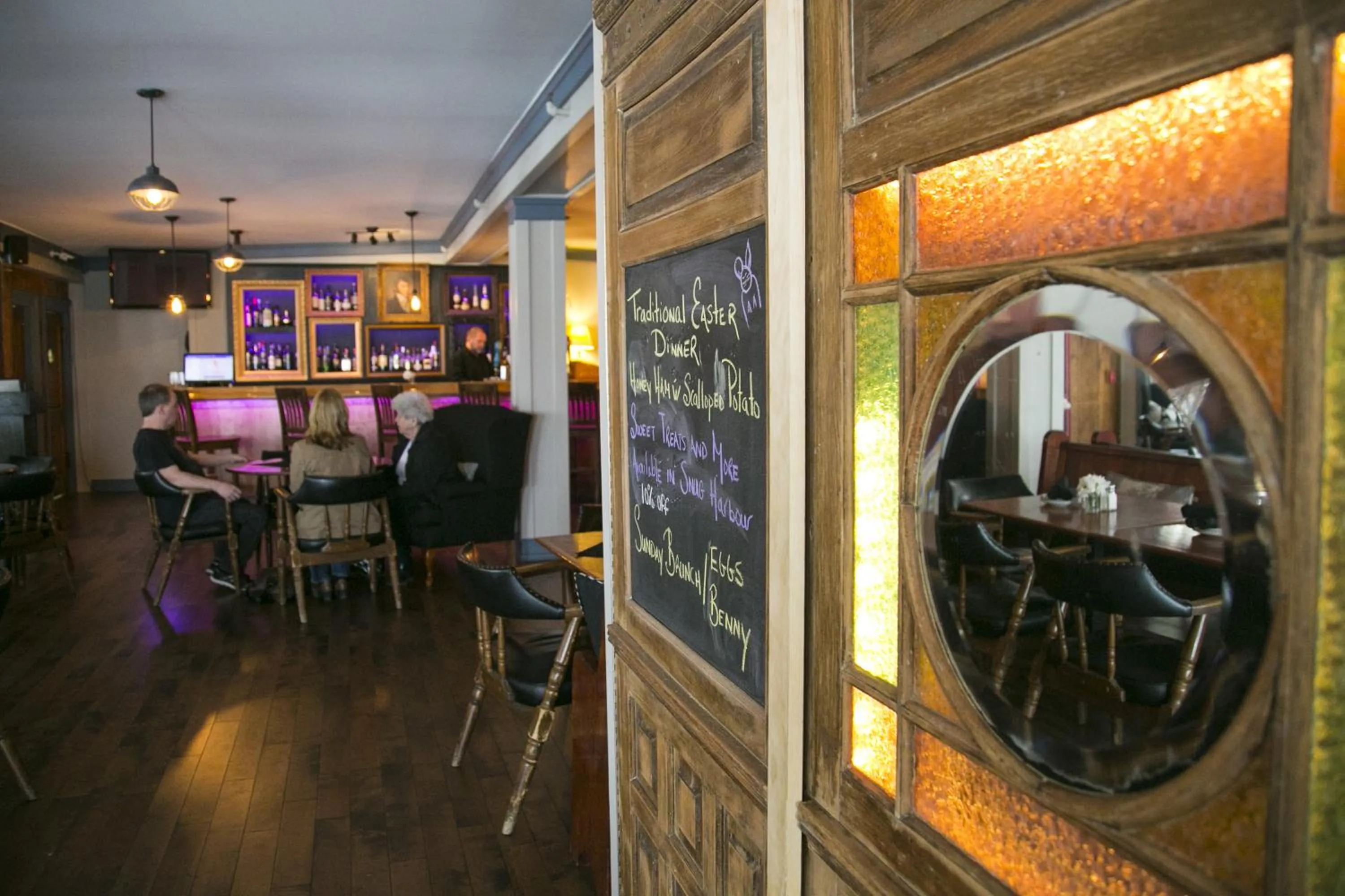 Restaurant/places to eat in Lanes Privateer Inn