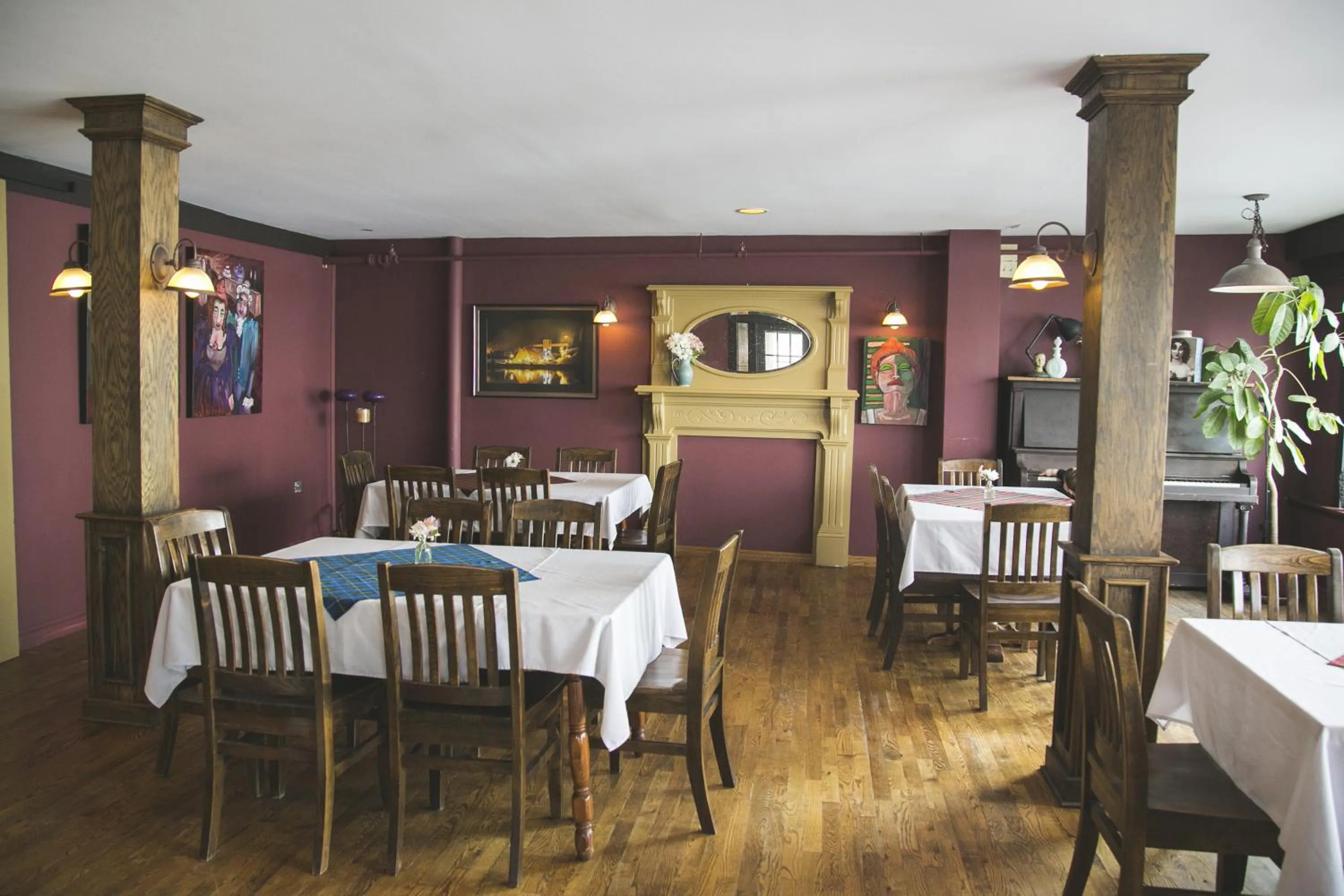 Restaurant/places to eat in Lanes Privateer Inn