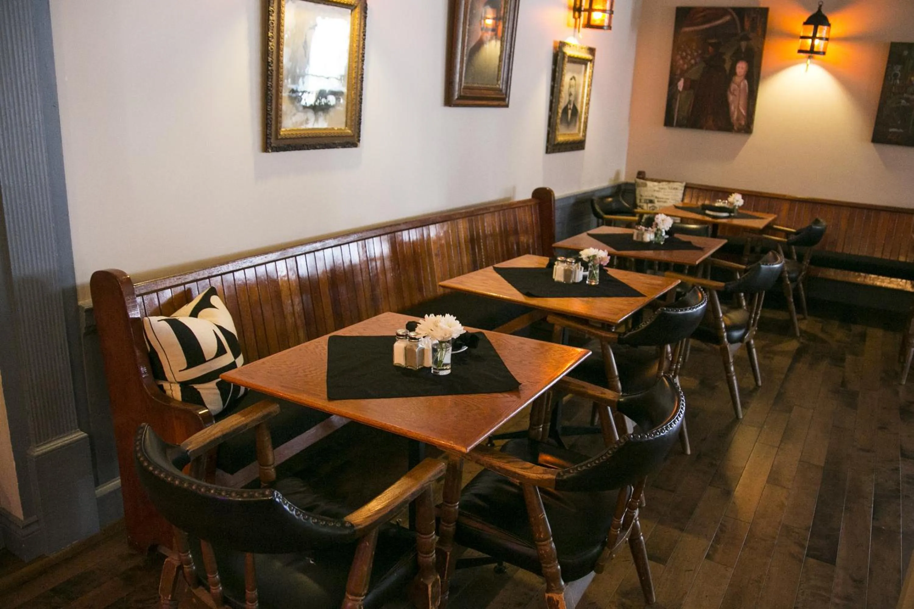 Restaurant/places to eat in Lanes Privateer Inn