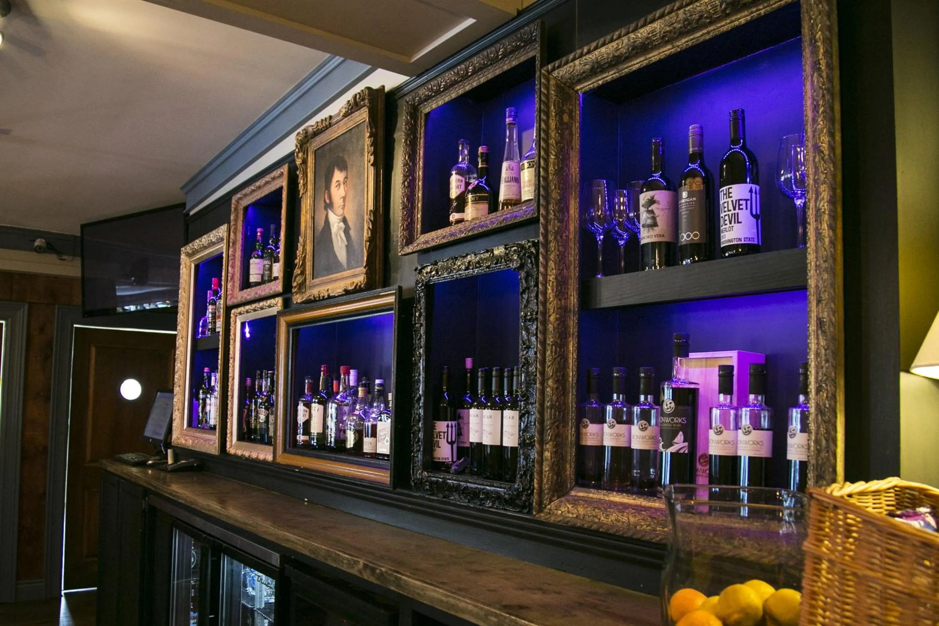 Restaurant/places to eat in Lanes Privateer Inn