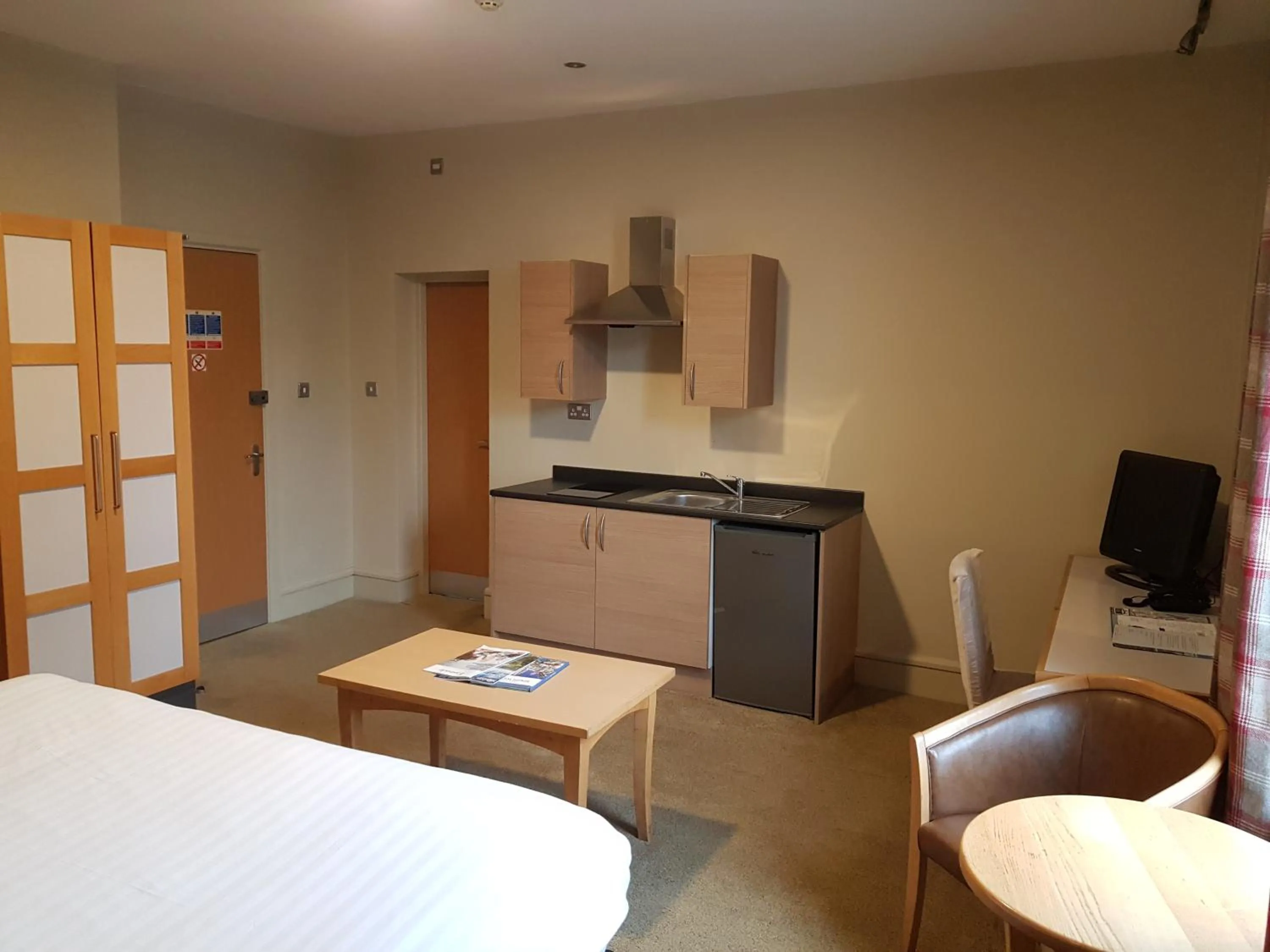 Kitchen or kitchenette, Bed in Regent Hotel Doncaster