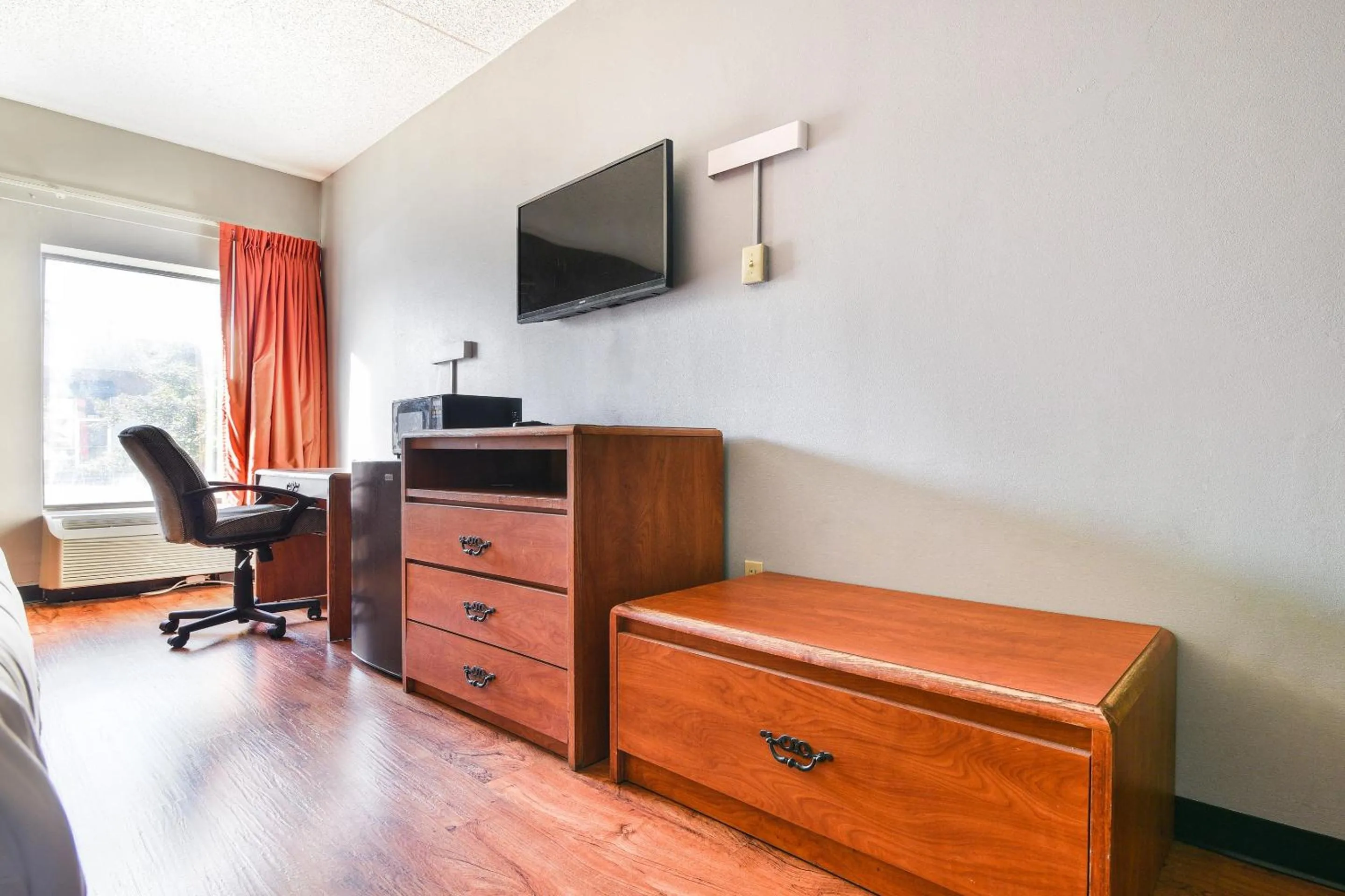 Bedroom in OYO Townhouse Inn Jacksonville near Little Rock Air Force Base