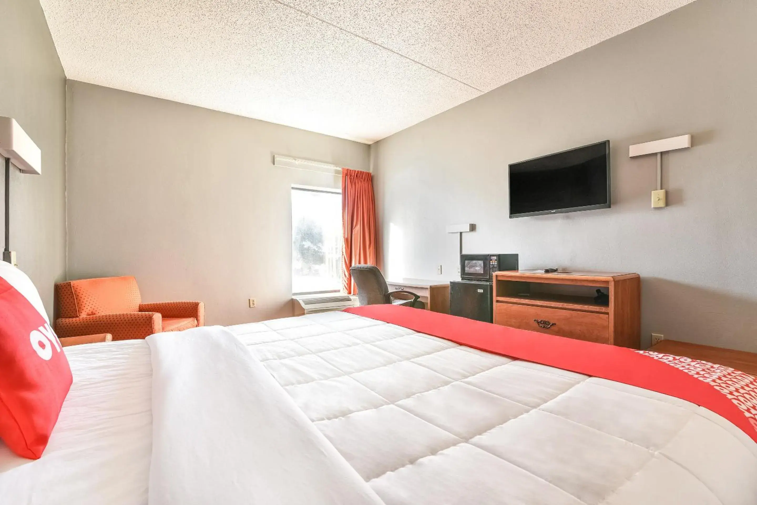 Bedroom, Bed in OYO Townhouse Inn Jacksonville near Little Rock Air Force Base Bedroom, Bed in OYO Townhouse Inn Jacksonville near Little Rock Air Force Base