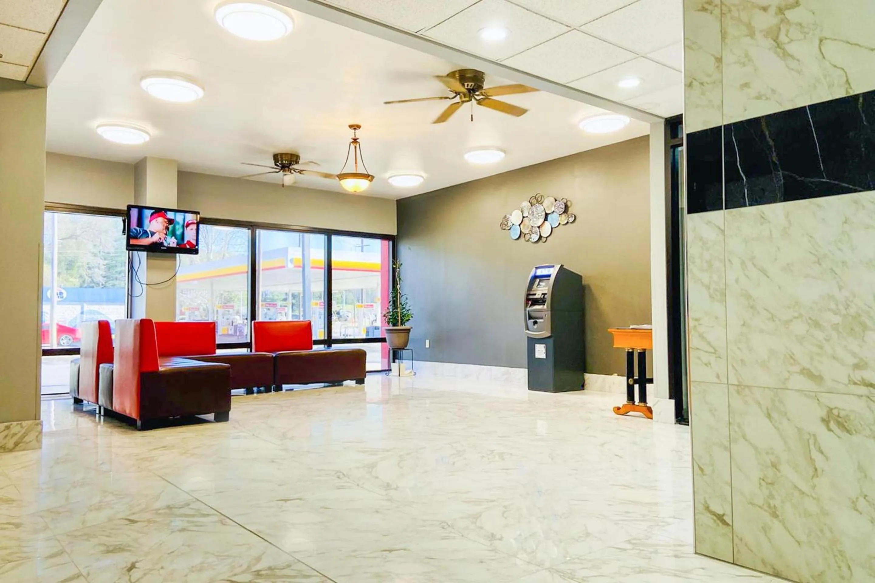 Lobby or reception in OYO Townhouse Inn Jacksonville near Little Rock Air Force Base