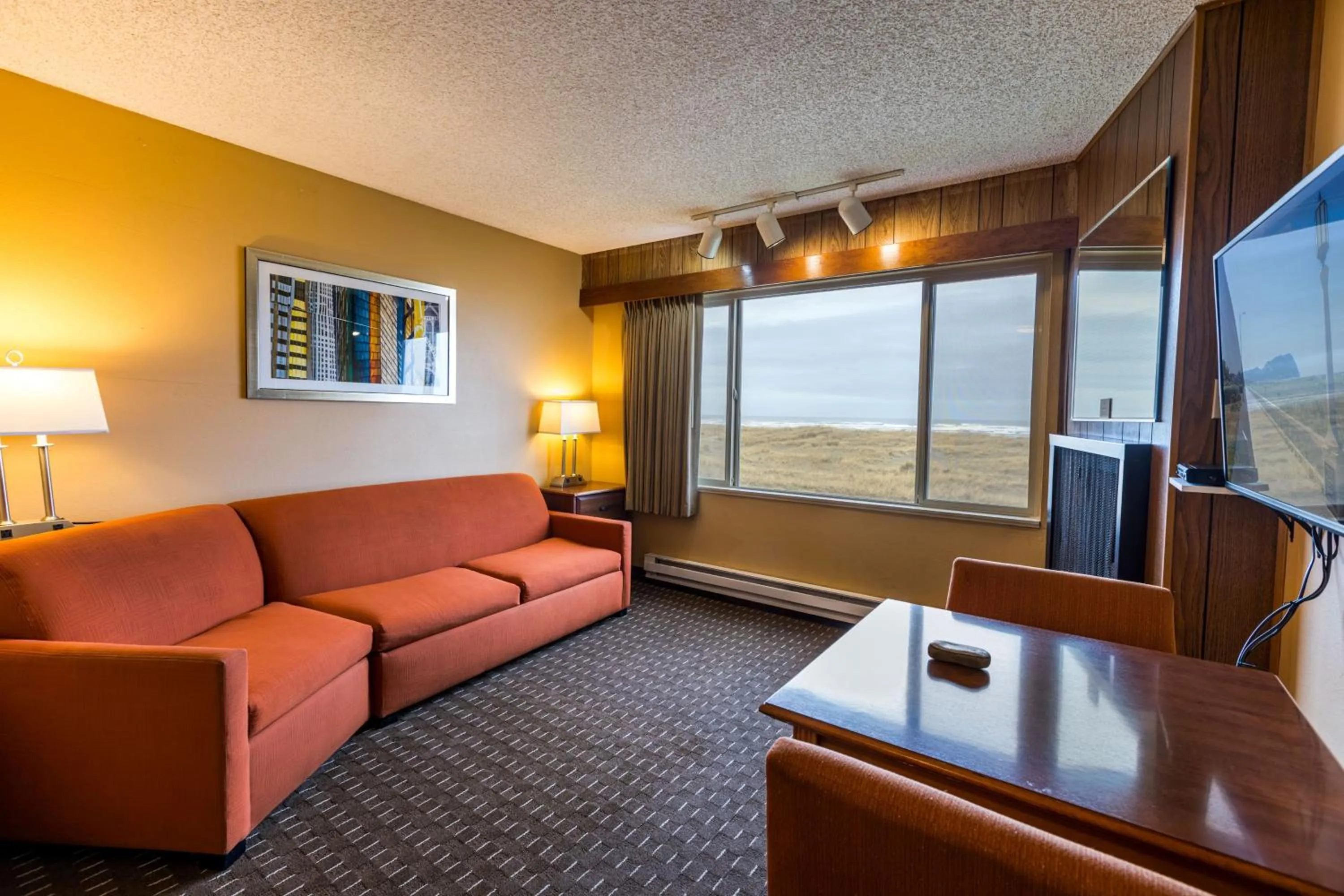 Living room in Ebb Tide Oceanfront Inn