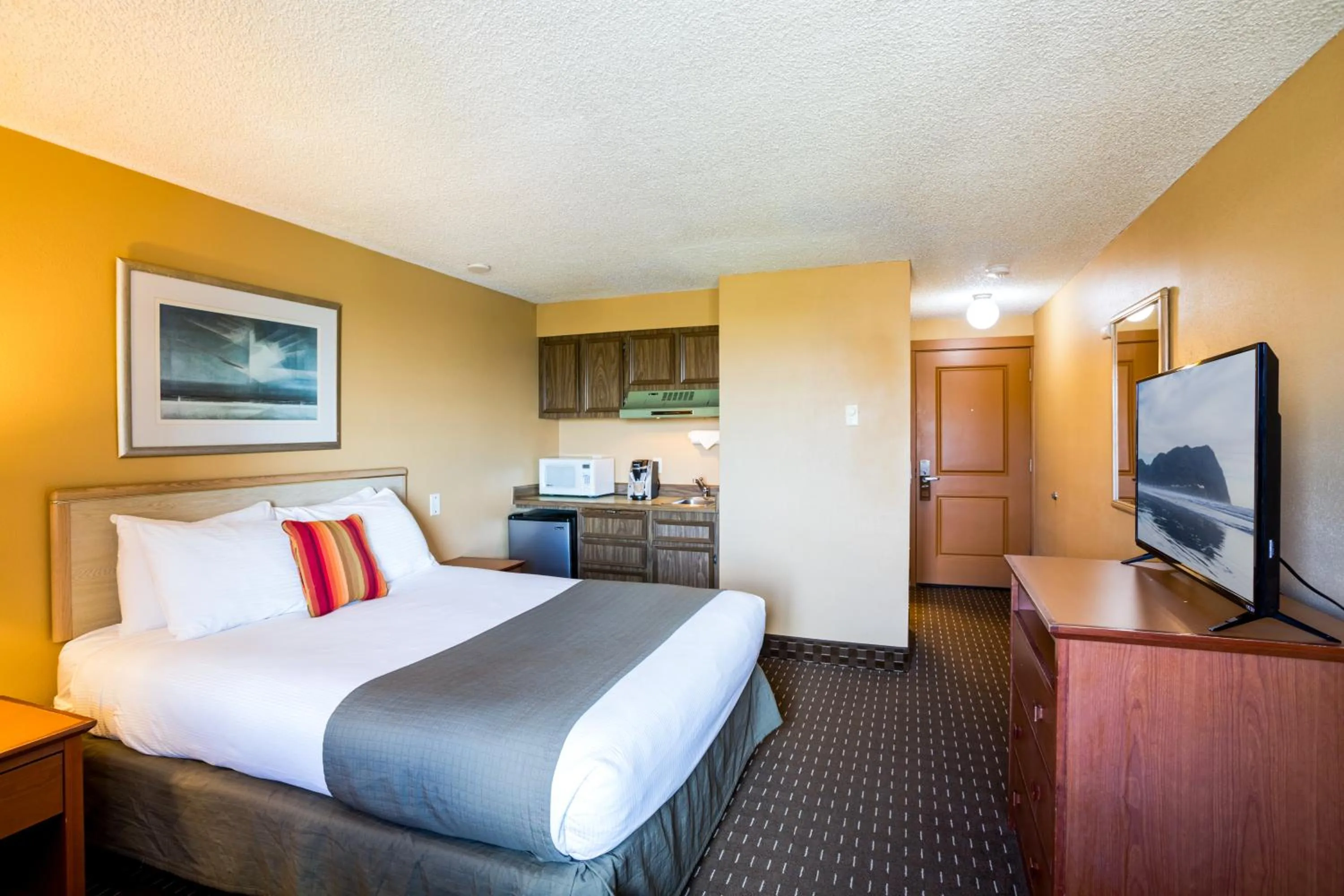 Bed in Ebb Tide Oceanfront Inn