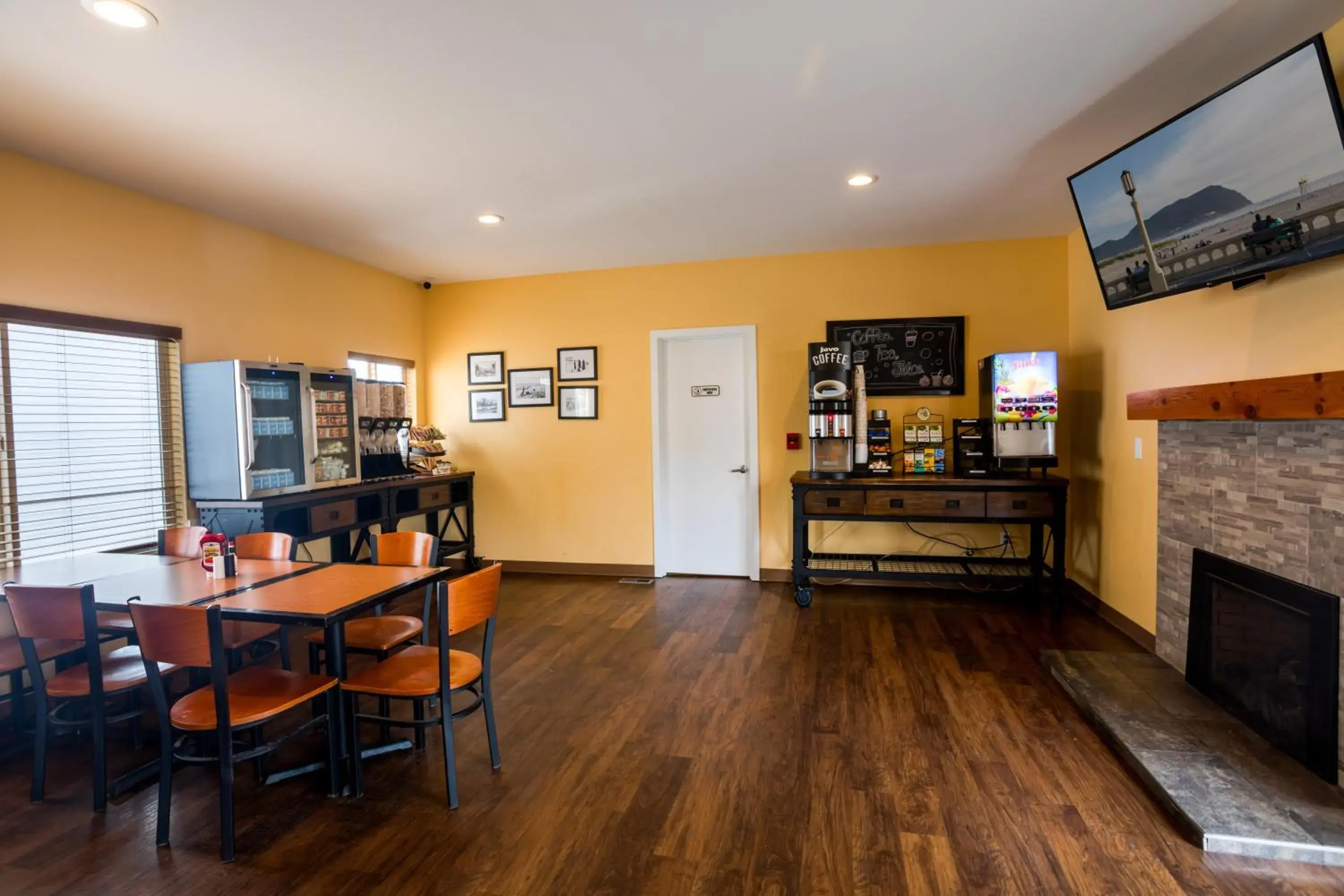 Breakfast in Ebb Tide Oceanfront Inn Breakfast in Ebb Tide Oceanfront Inn