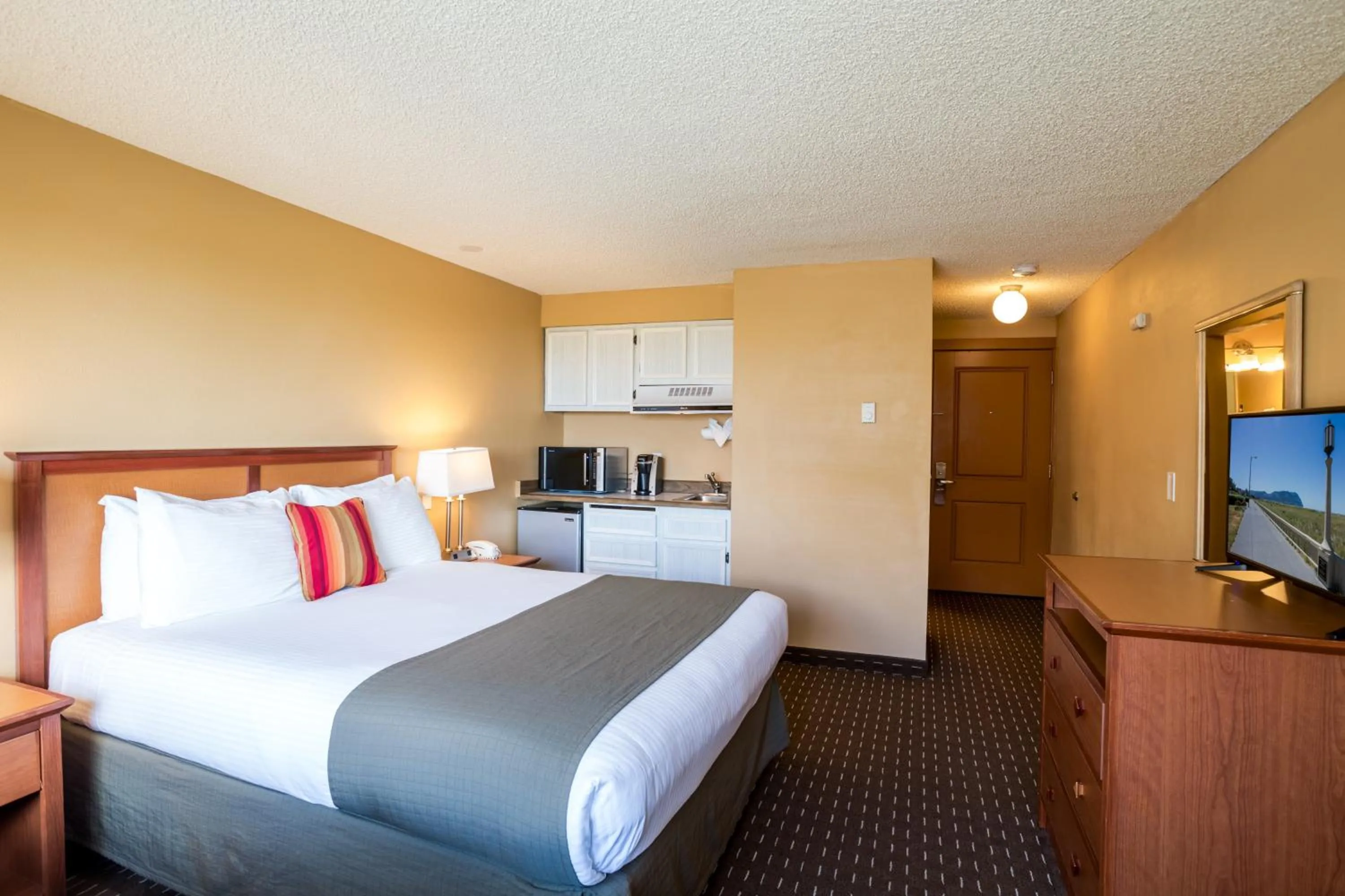 Bed in Ebb Tide Oceanfront Inn