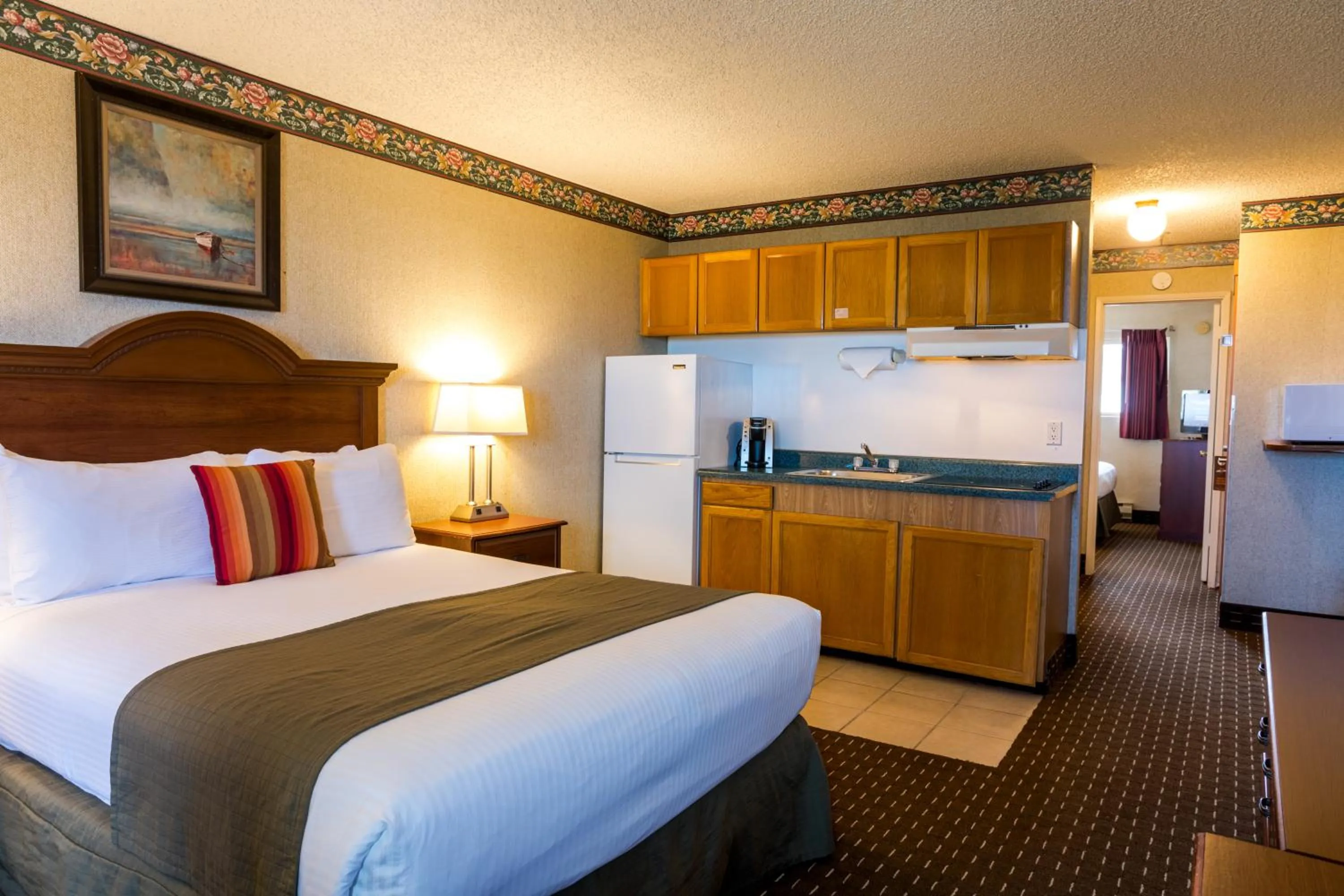 Bed in Ebb Tide Oceanfront Inn