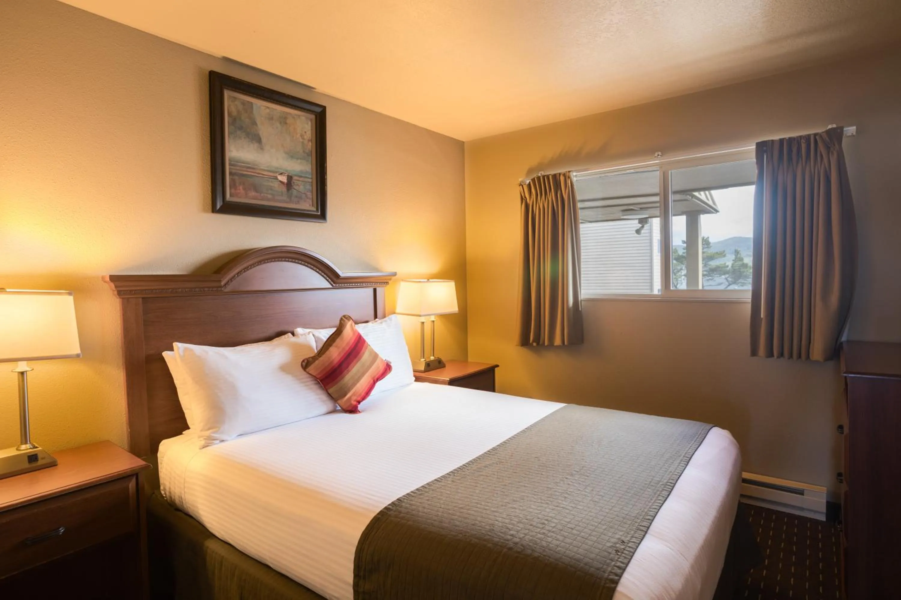 Guests, Bed in Ebb Tide Oceanfront Inn