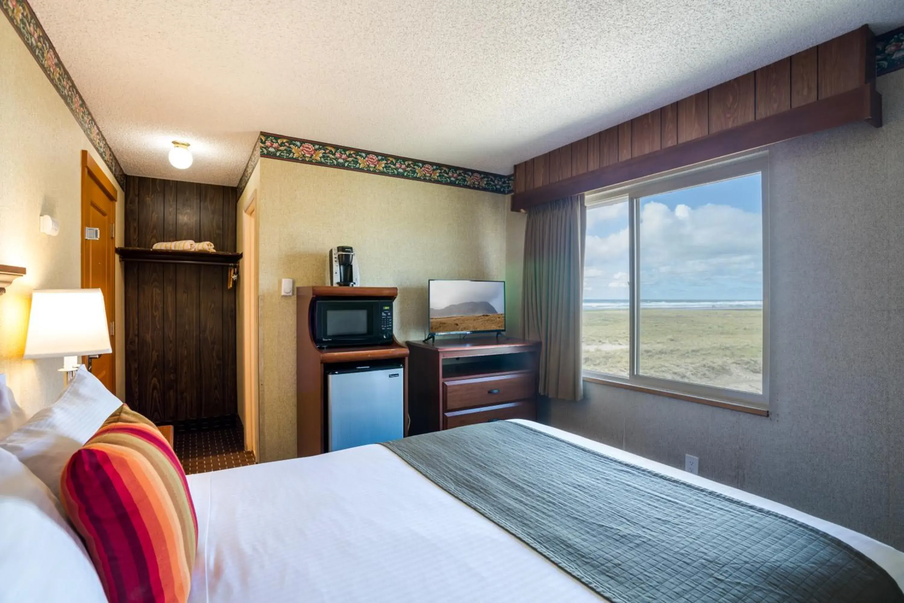 TV and multimedia, Bed in Ebb Tide Oceanfront Inn TV and multimedia, Bed in Ebb Tide Oceanfront Inn