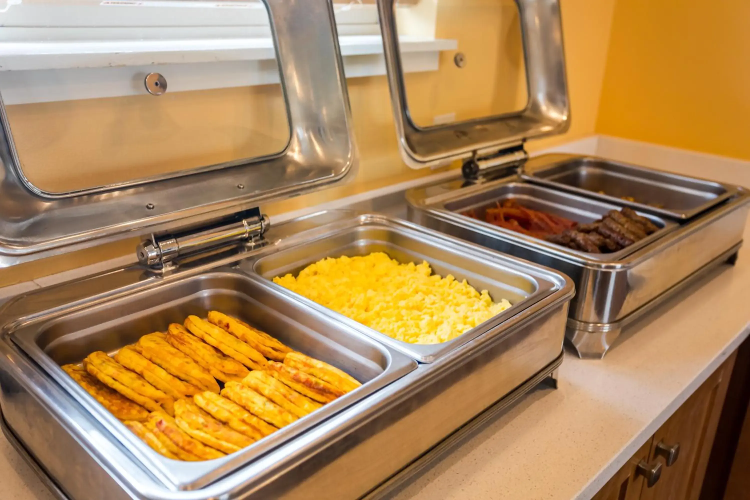 Breakfast in Ebb Tide Oceanfront Inn Breakfast in Ebb Tide Oceanfront Inn