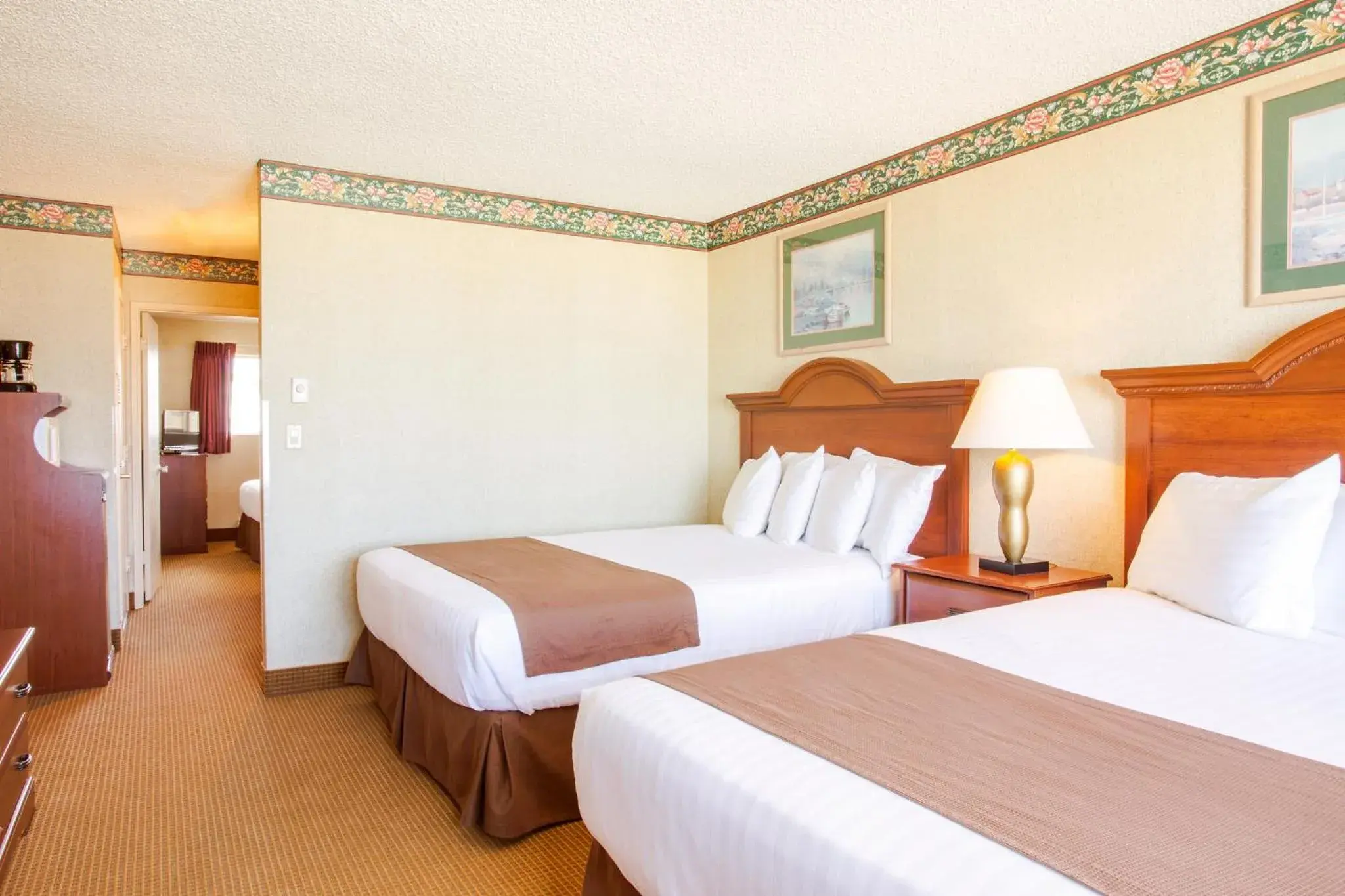 Bed in Ebb Tide Oceanfront Inn Bed in Ebb Tide Oceanfront Inn