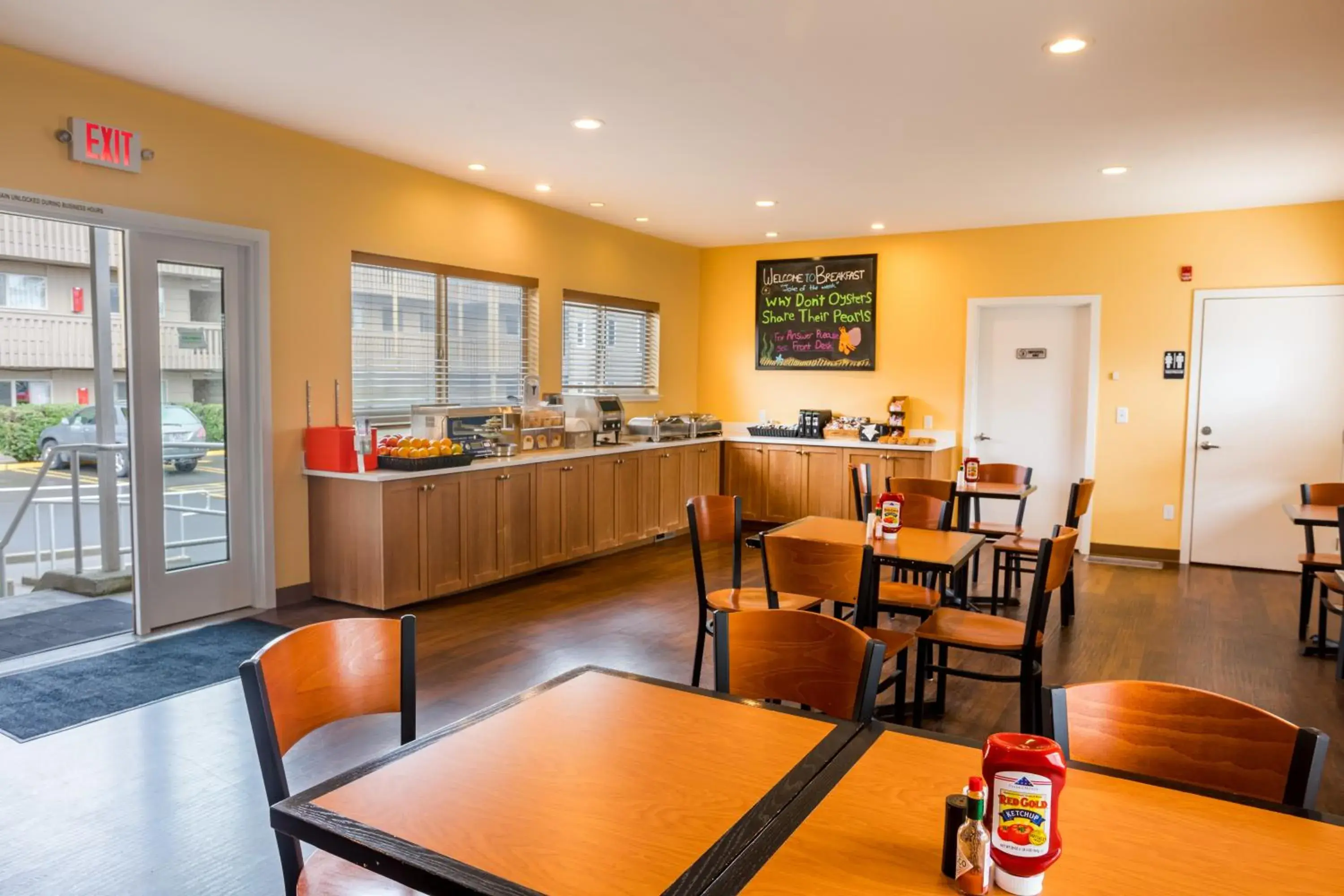 Breakfast in Ebb Tide Oceanfront Inn Breakfast in Ebb Tide Oceanfront Inn