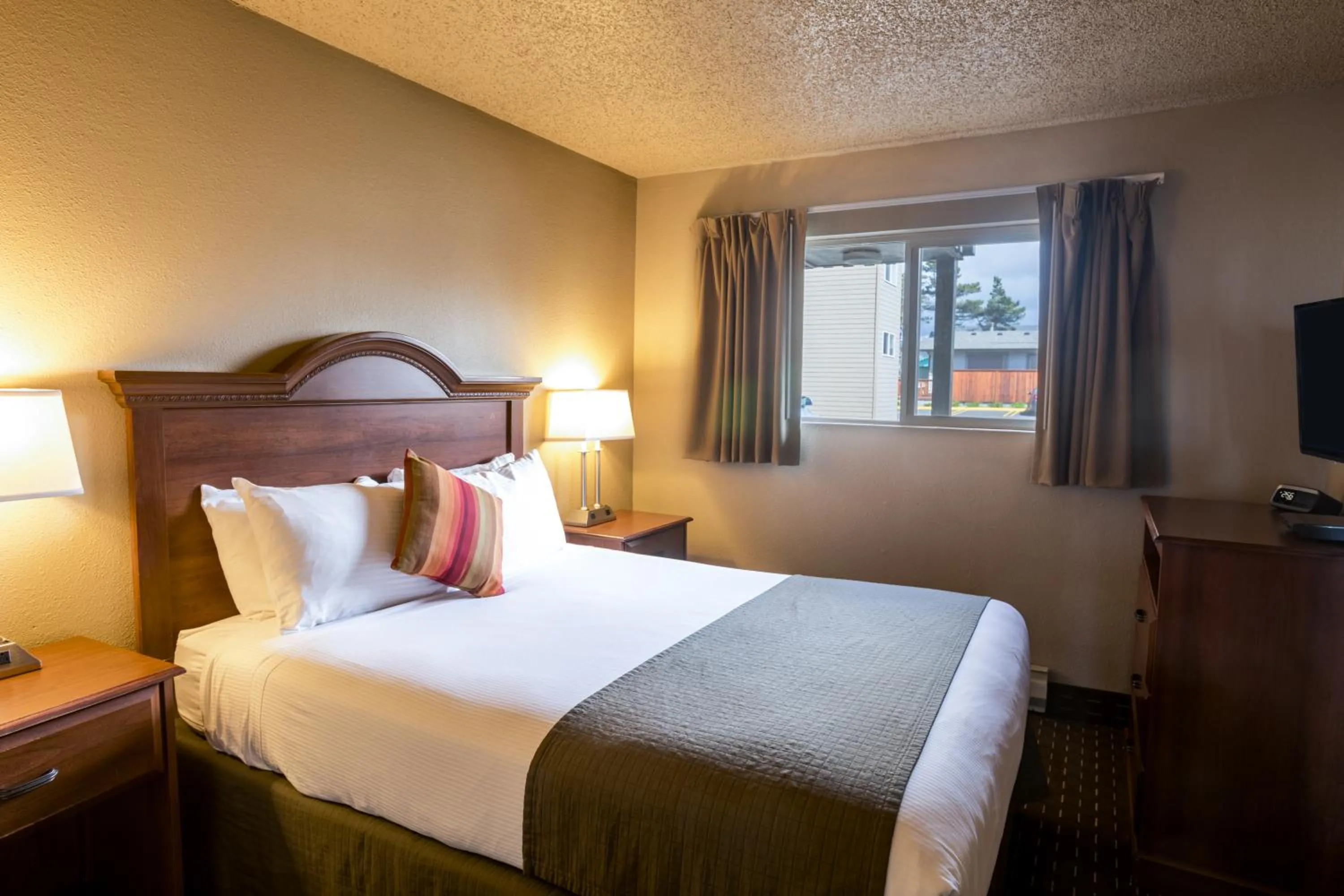 Bed in Ebb Tide Oceanfront Inn