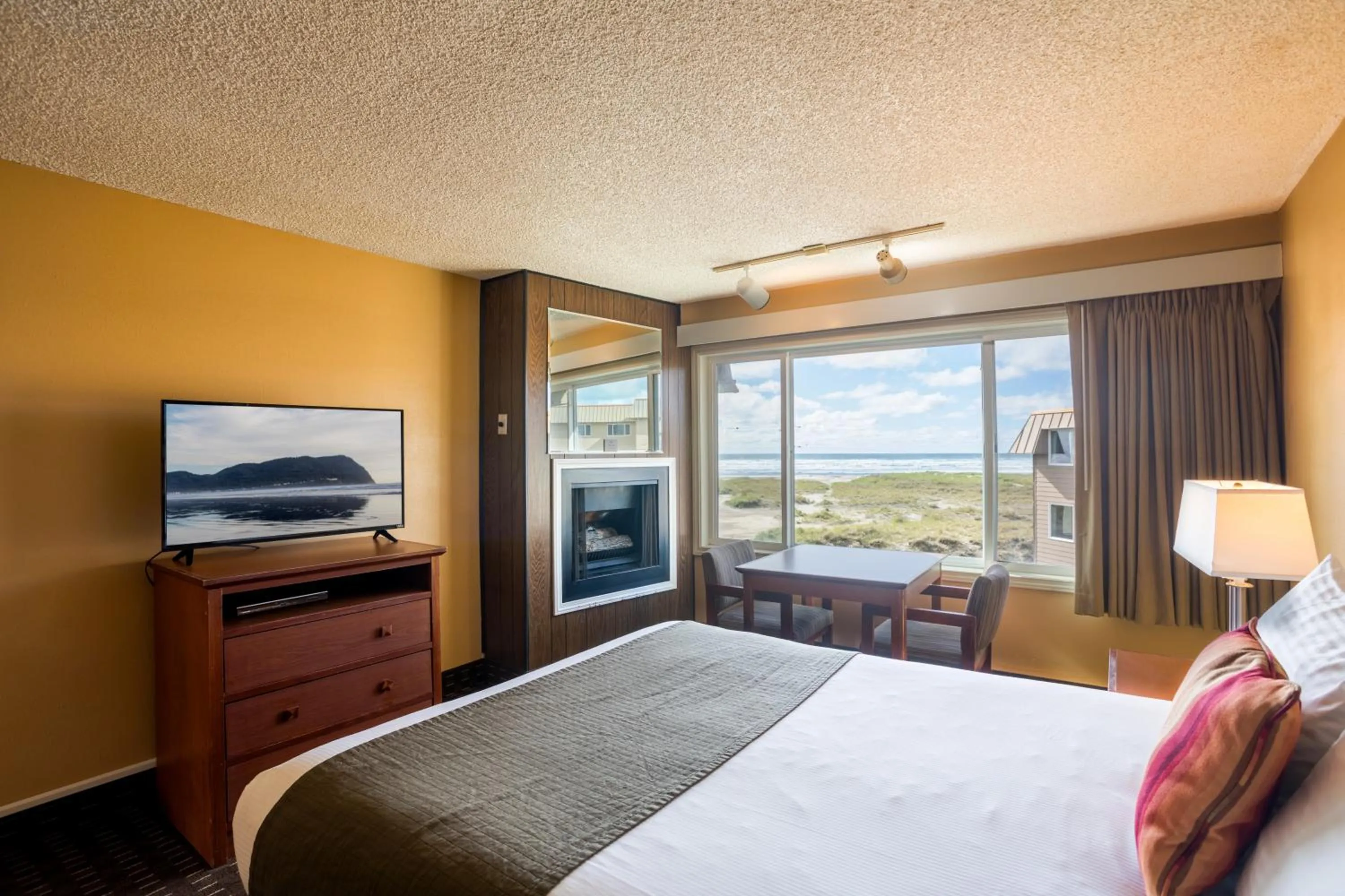 Bed in Ebb Tide Oceanfront Inn