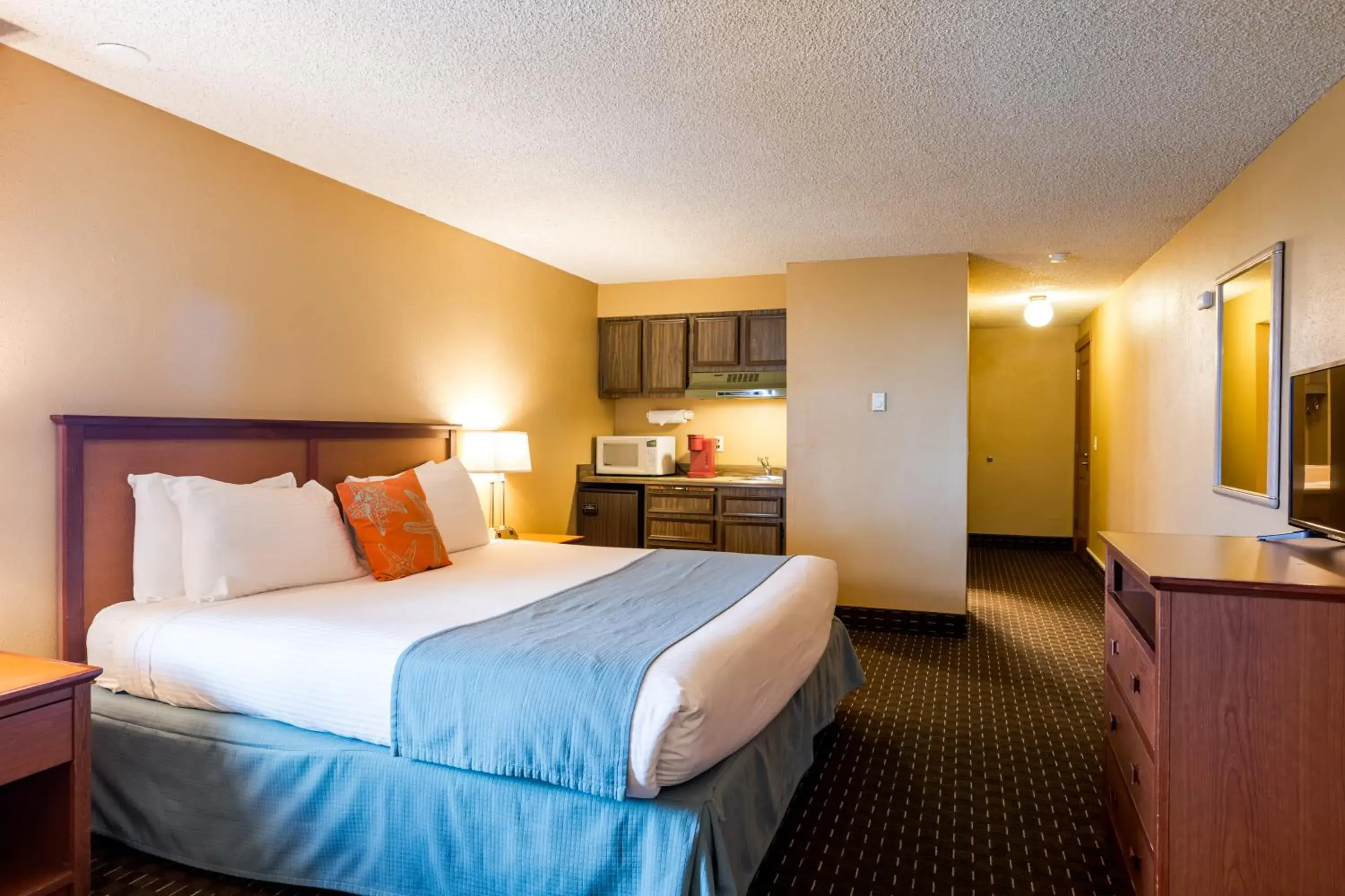 Bed in Ebb Tide Oceanfront Inn Bed in Ebb Tide Oceanfront Inn