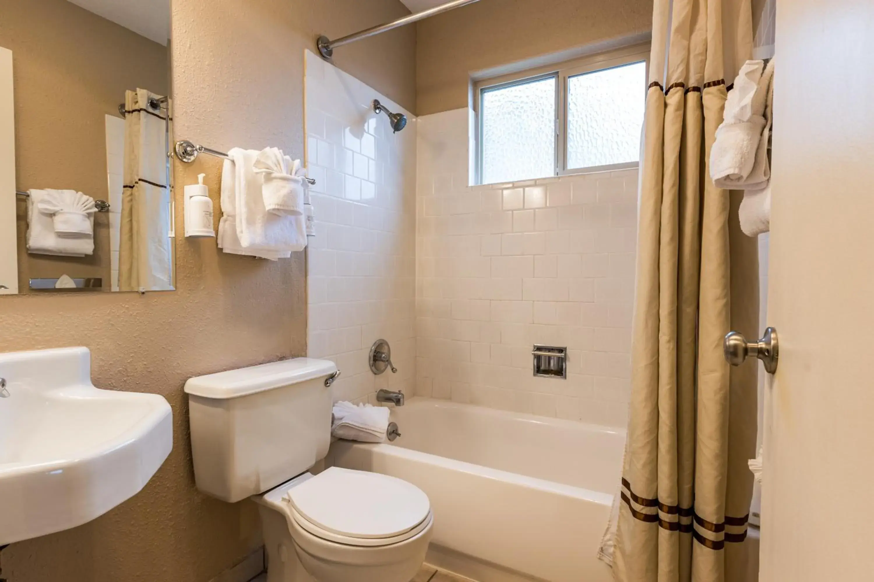 Ebb Tide Oceanfront Inn Ebb Tide Oceanfront Inn