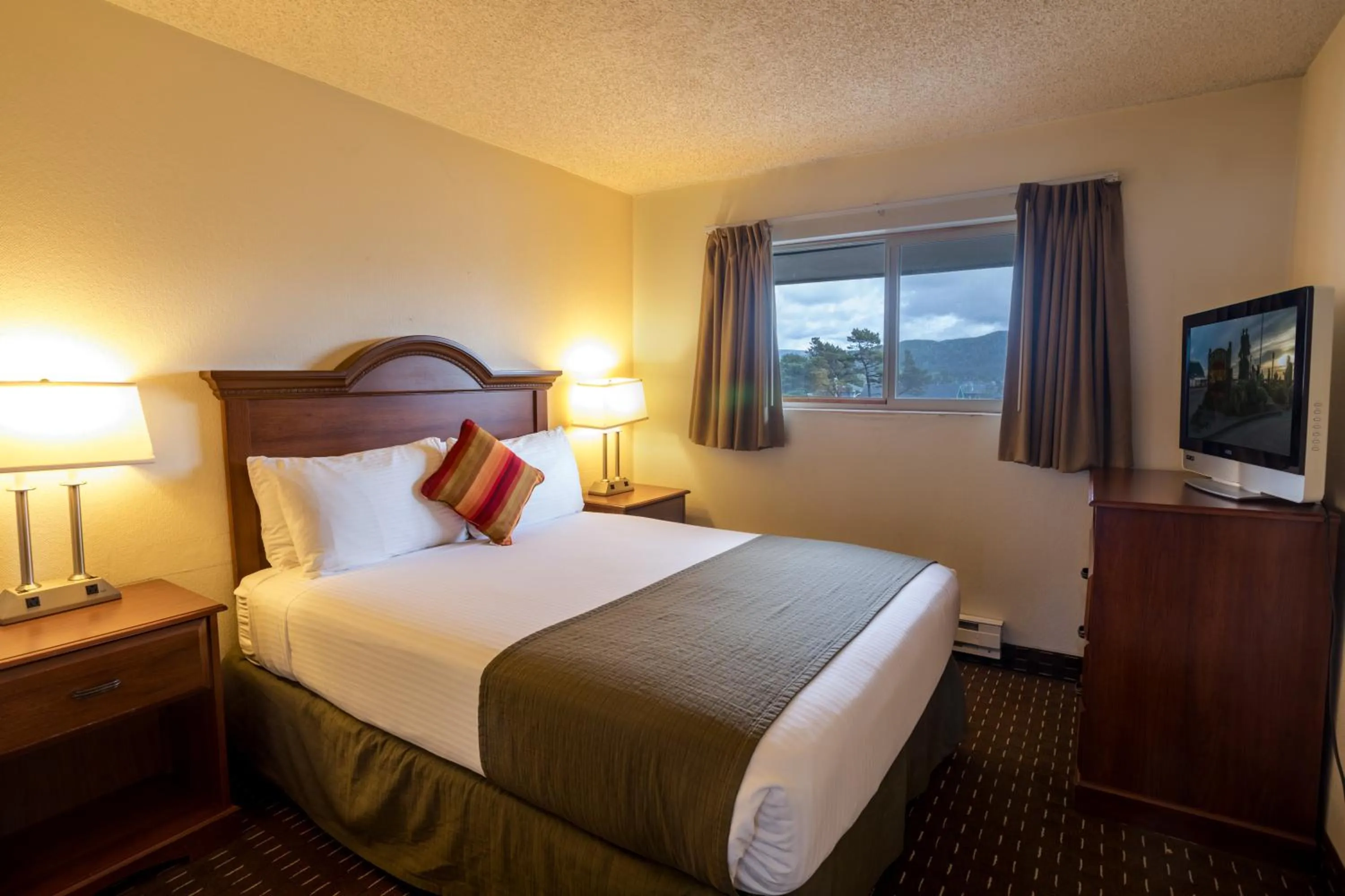 Bed in Ebb Tide Oceanfront Inn