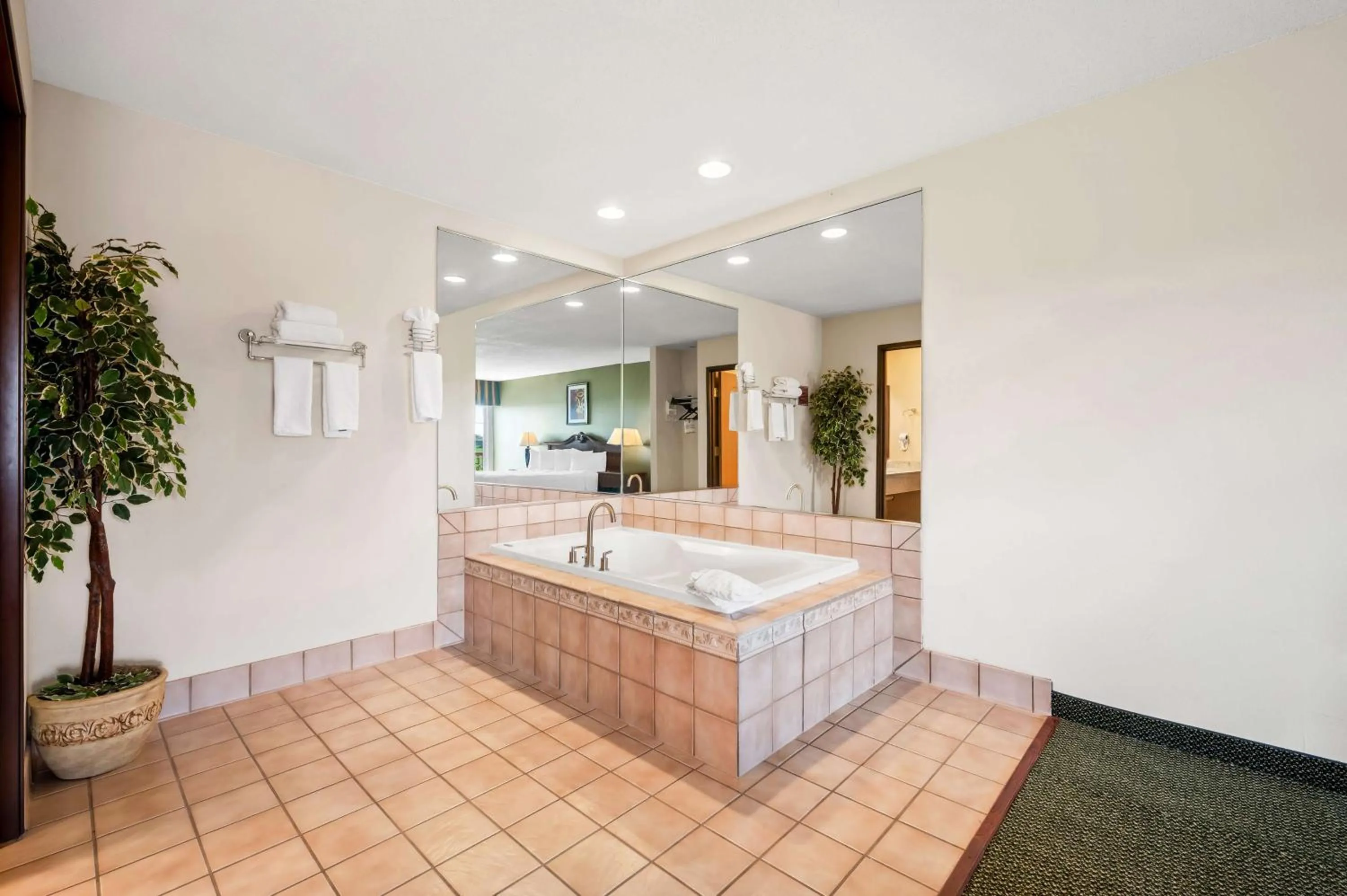 Photo of the whole room in Best Western Annawan Inn