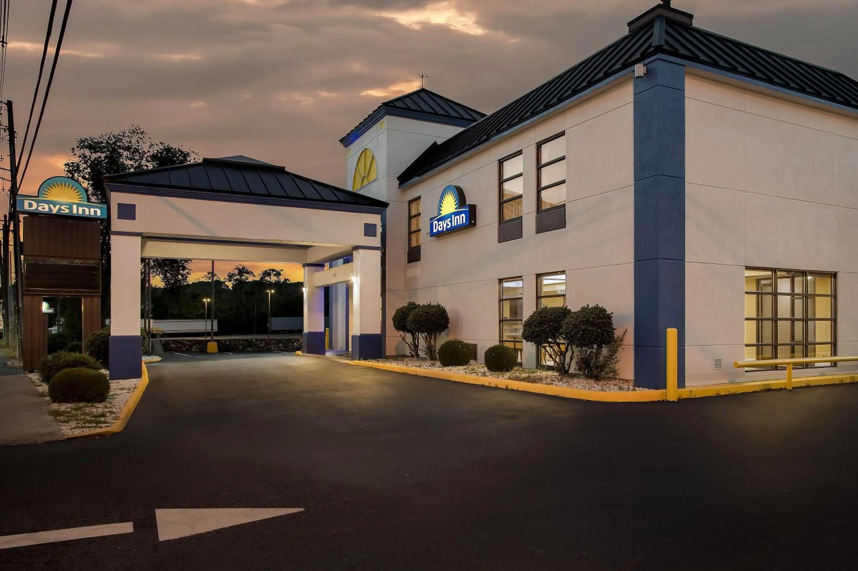 Property building in Days Inn by Wyndham Salem