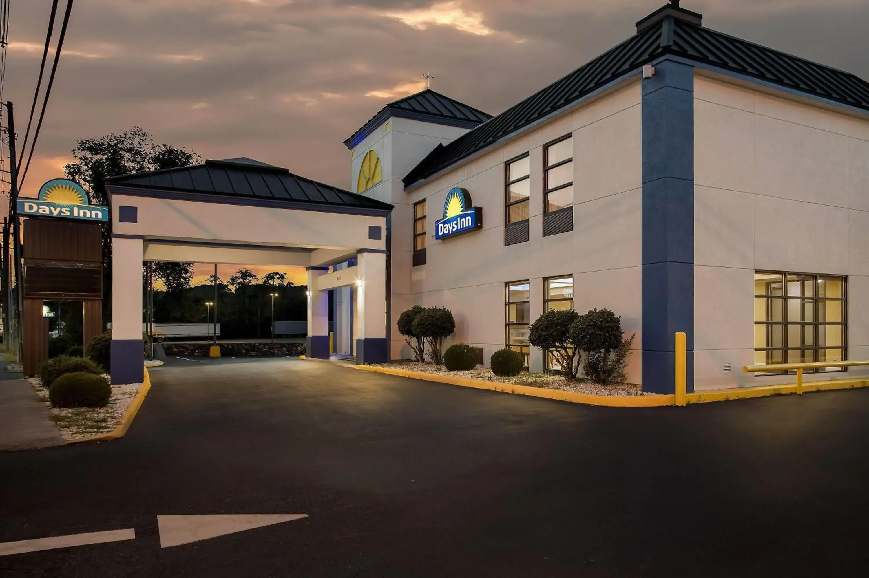 Property building in Days Inn by Wyndham Salem Property building in Days Inn by Wyndham Salem